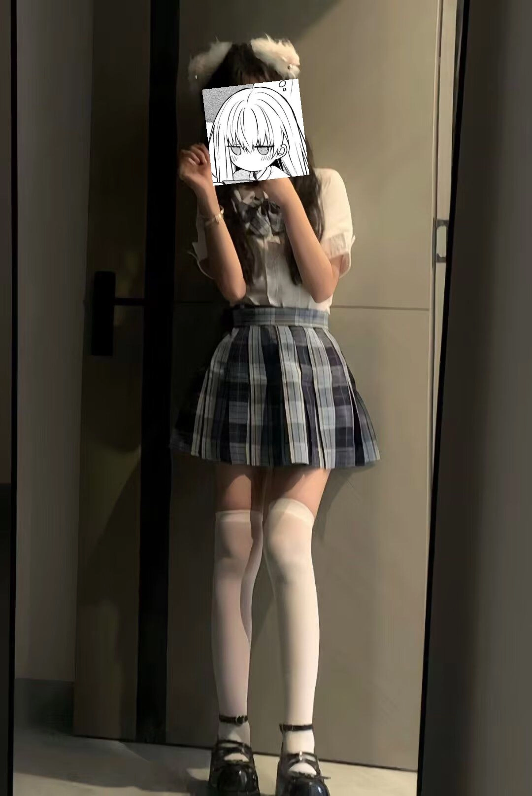 穿着白色衬衫和蓝色裙子的女孩为一张照片。