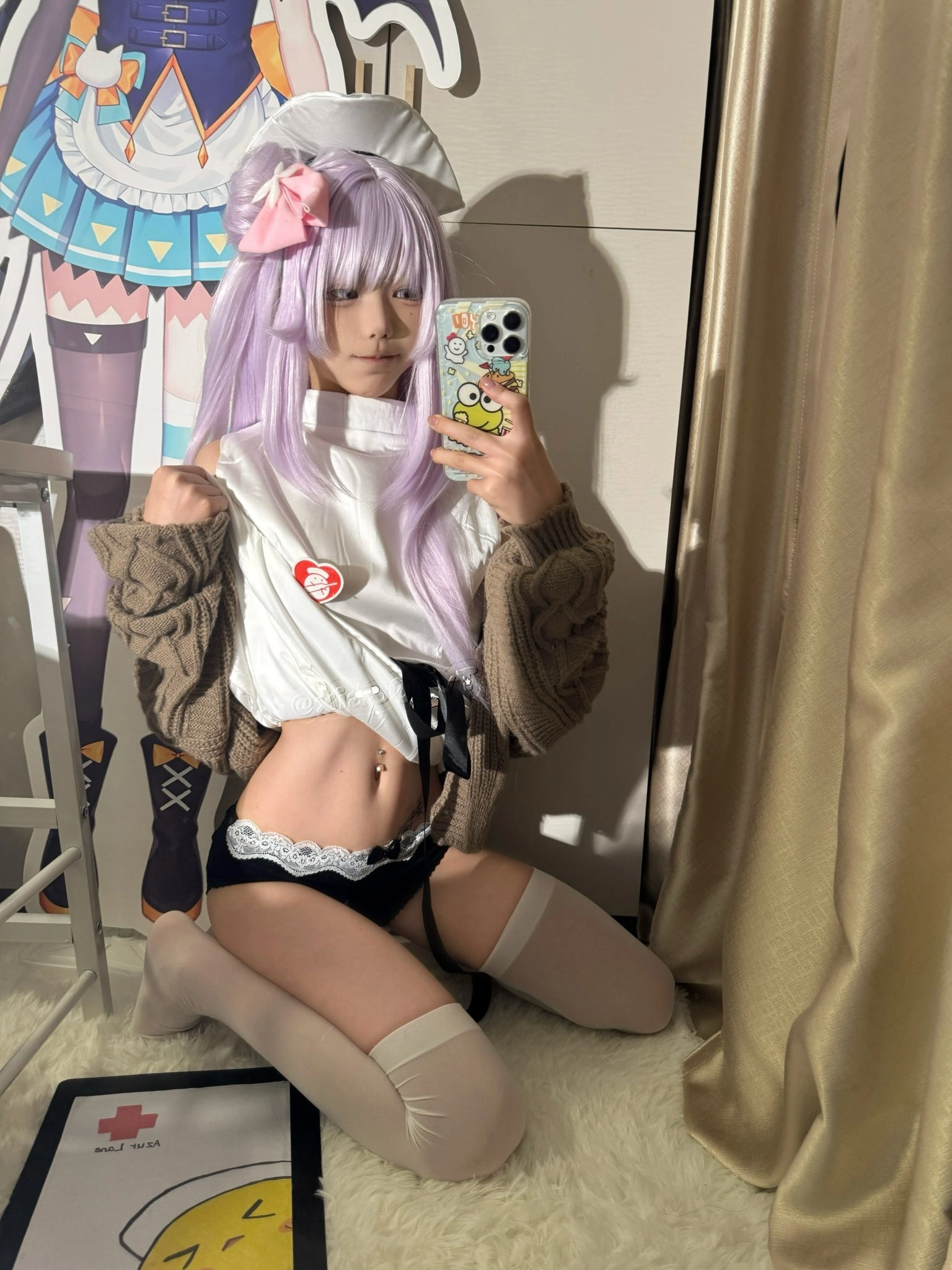 女孩在一个白色衬衫和黑色裤子拍自拍。