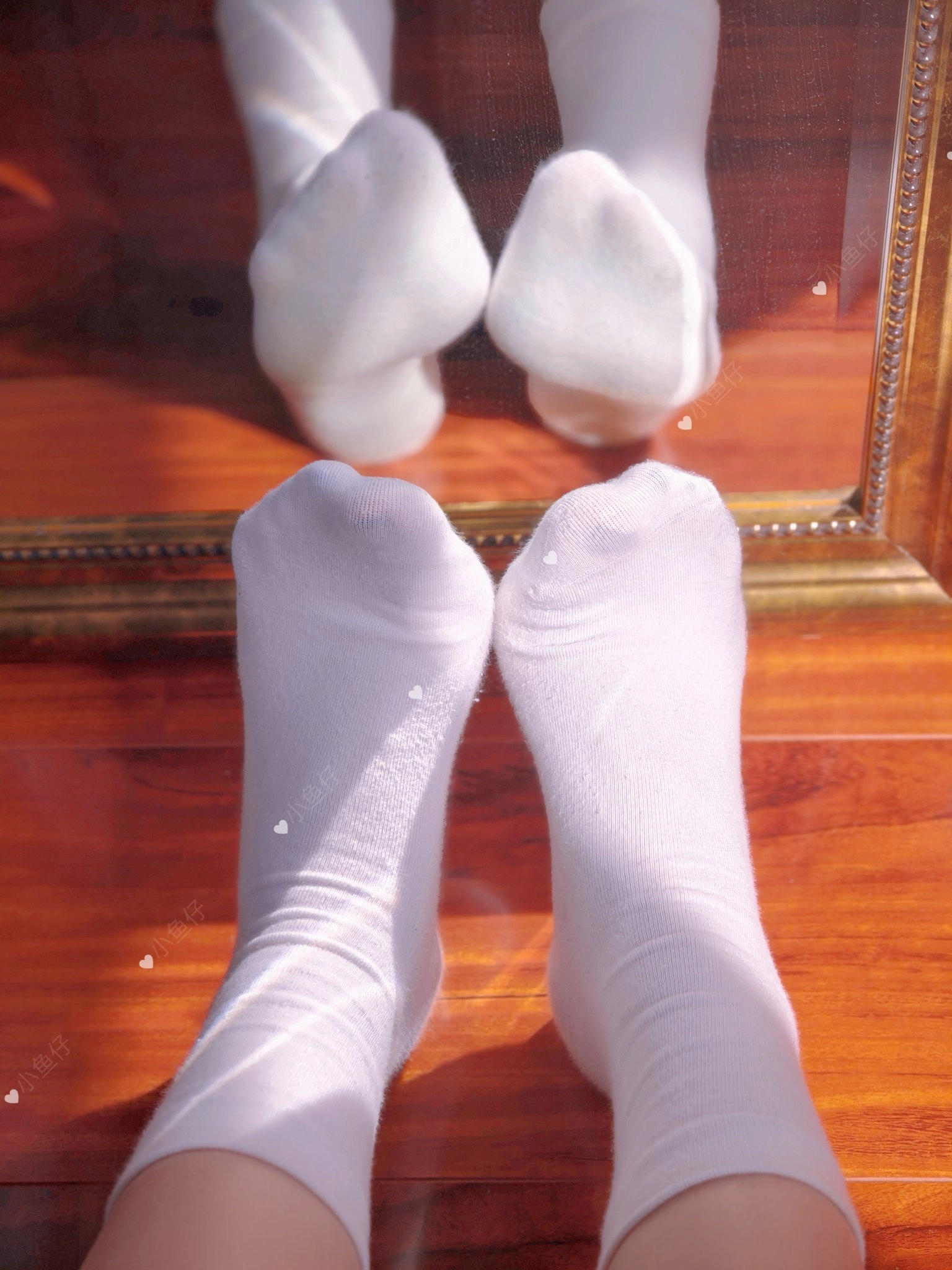 人的脚在镜子里被反映出来。