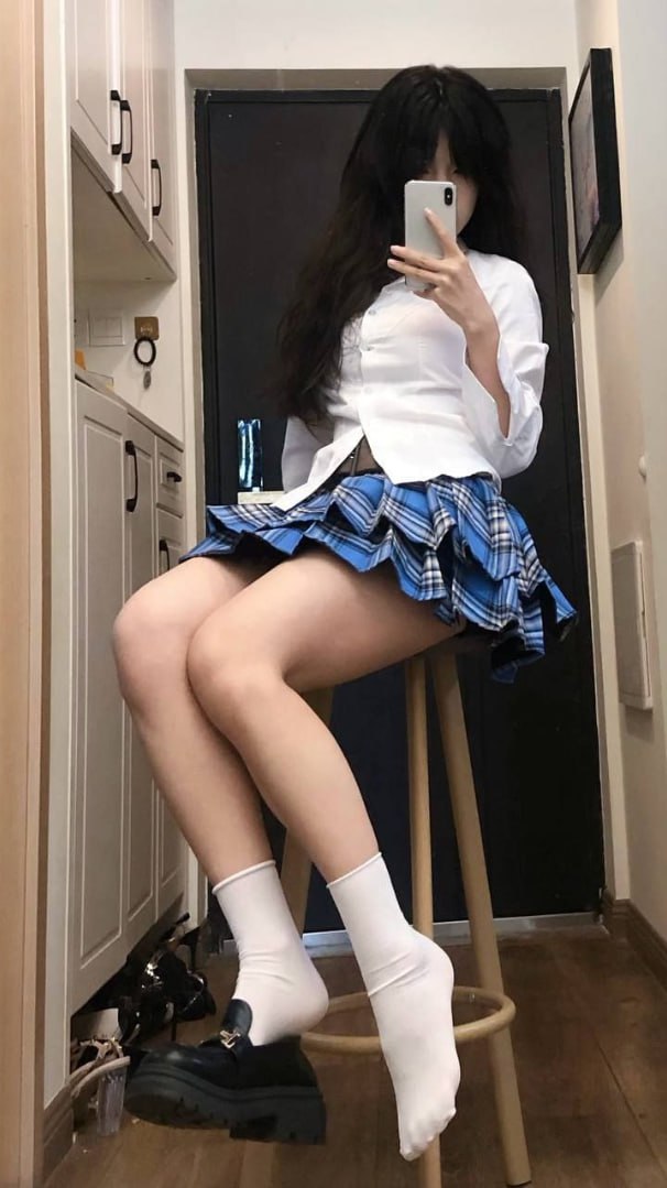 女人在镜子里拍自拍。