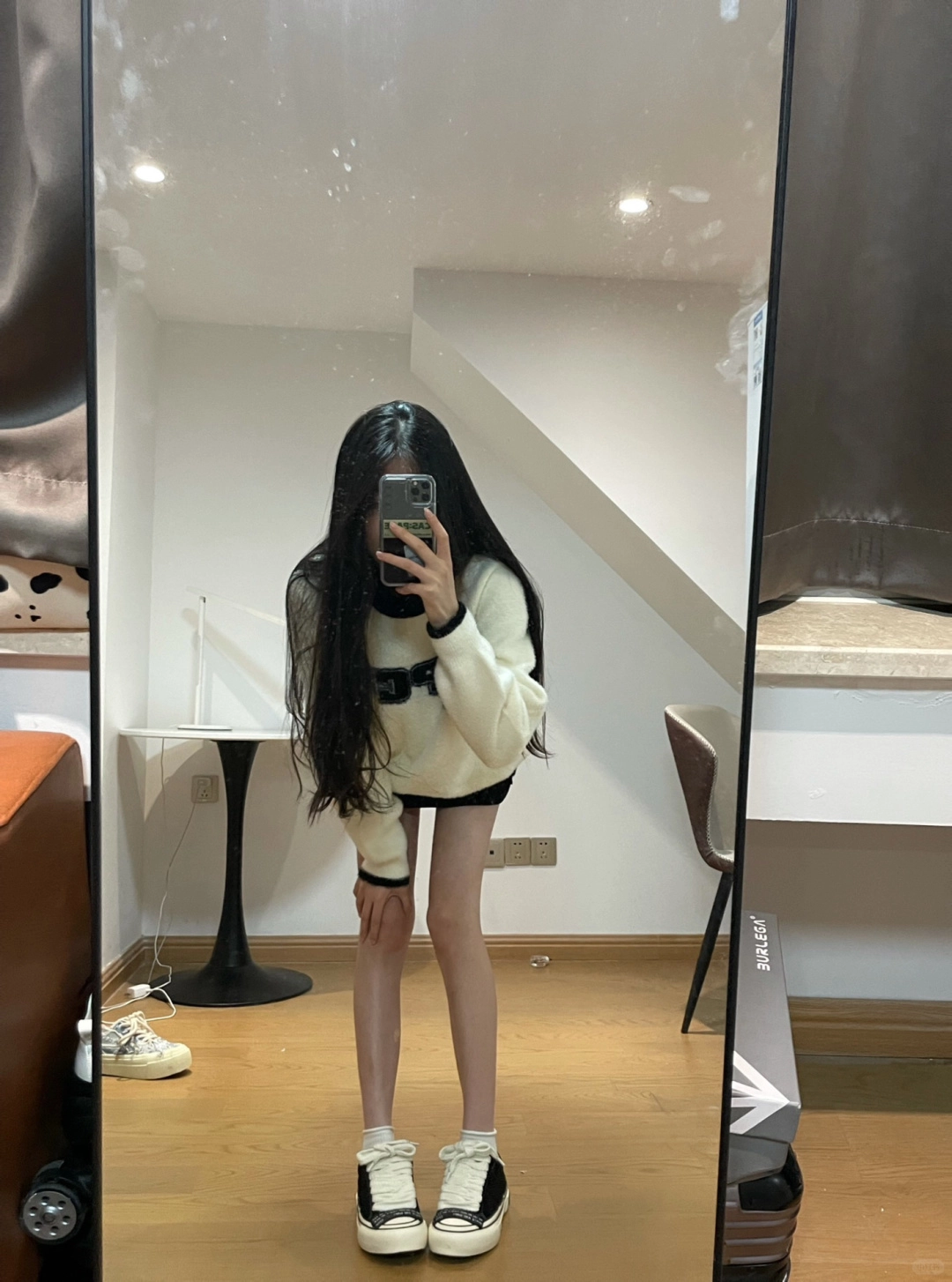 女人在镜子里拍自拍。