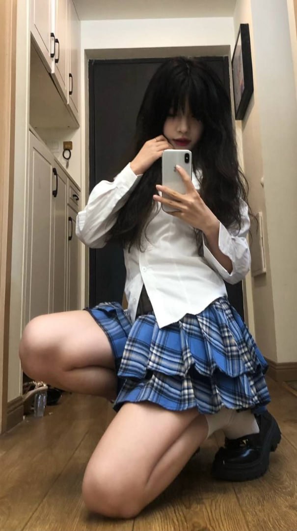 女人在镜子里拍自拍。