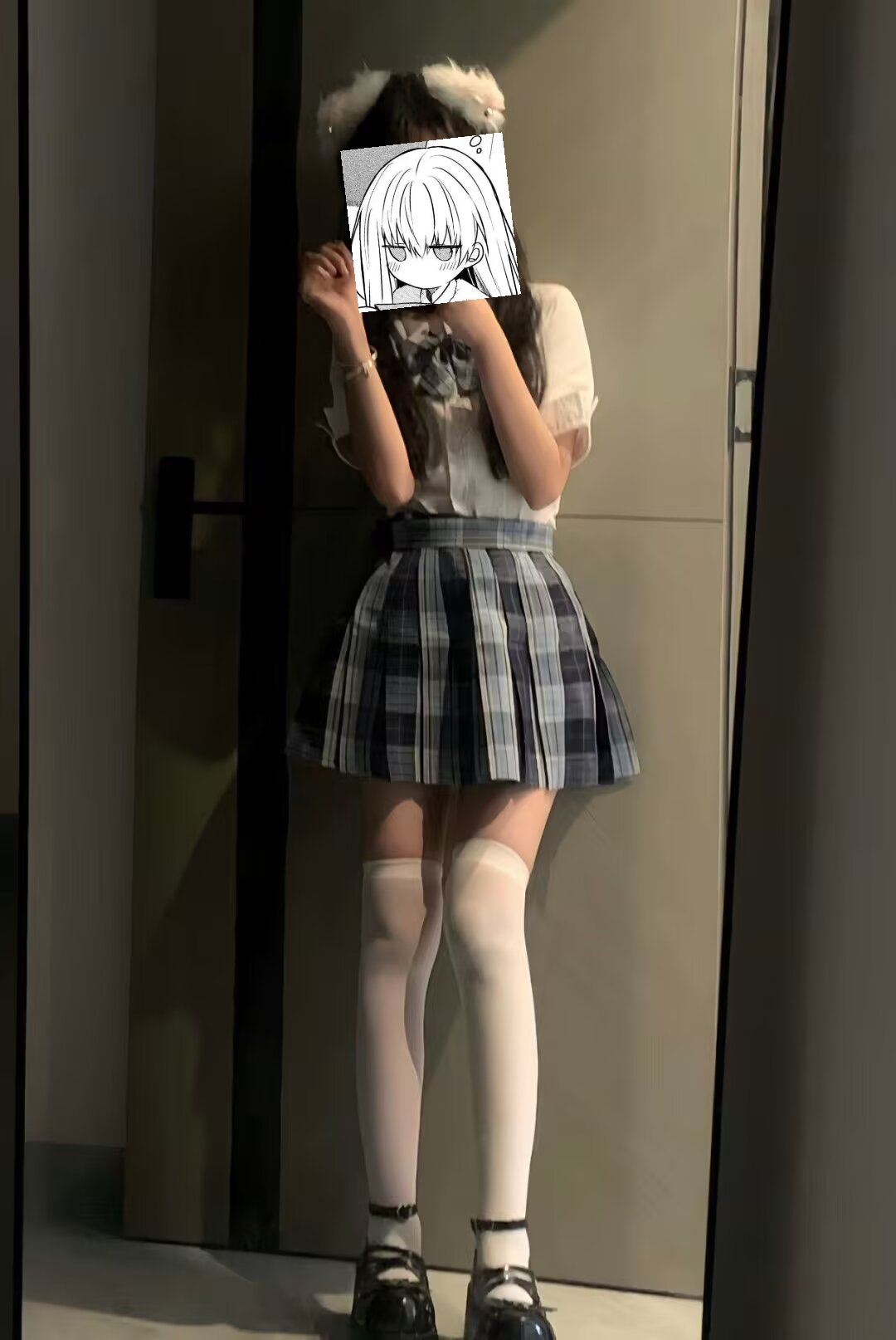 穿着白色衬衫和蓝色裙子的女孩为一张照片。