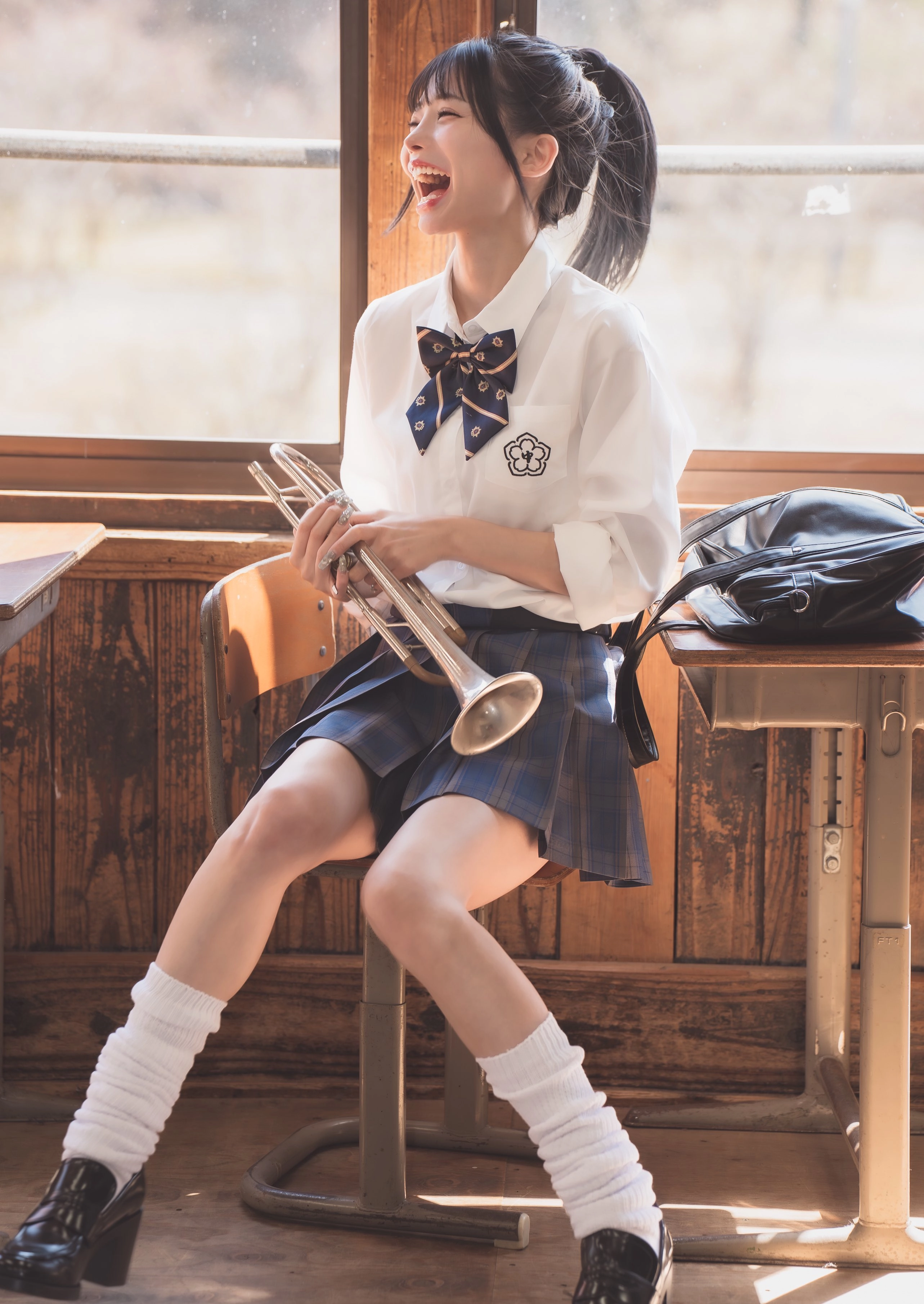 带着子的女孩坐在一个凳子上。