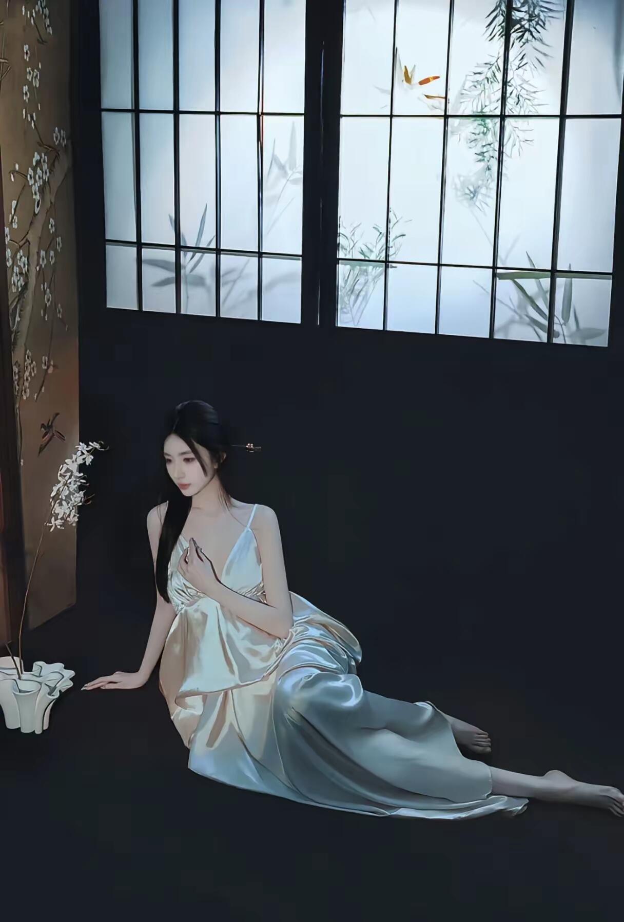 穿着白色衣服的女人抱着一朵花。