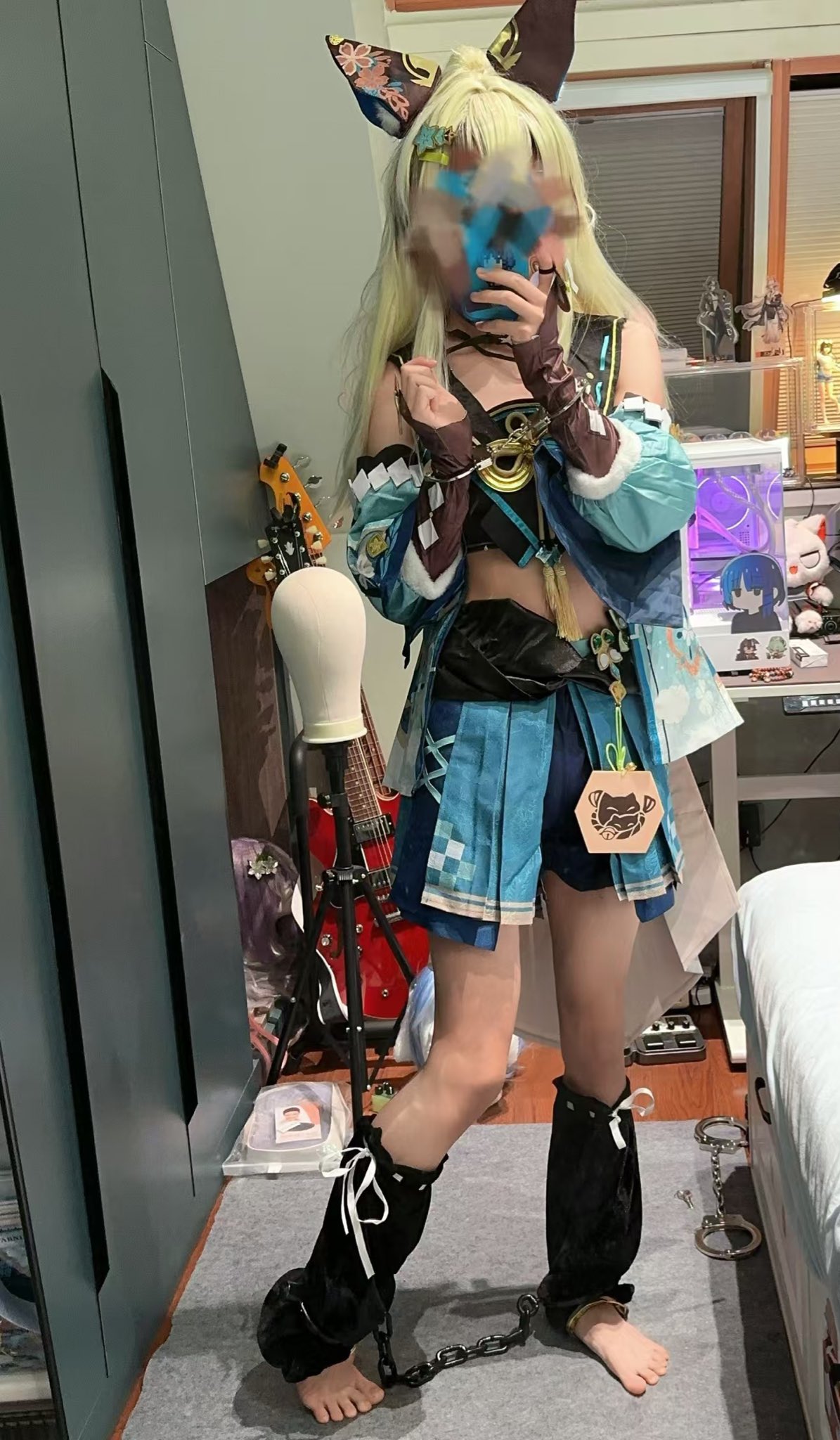 一位穿着蓝色和白色服装的女人拍了一张自拍。