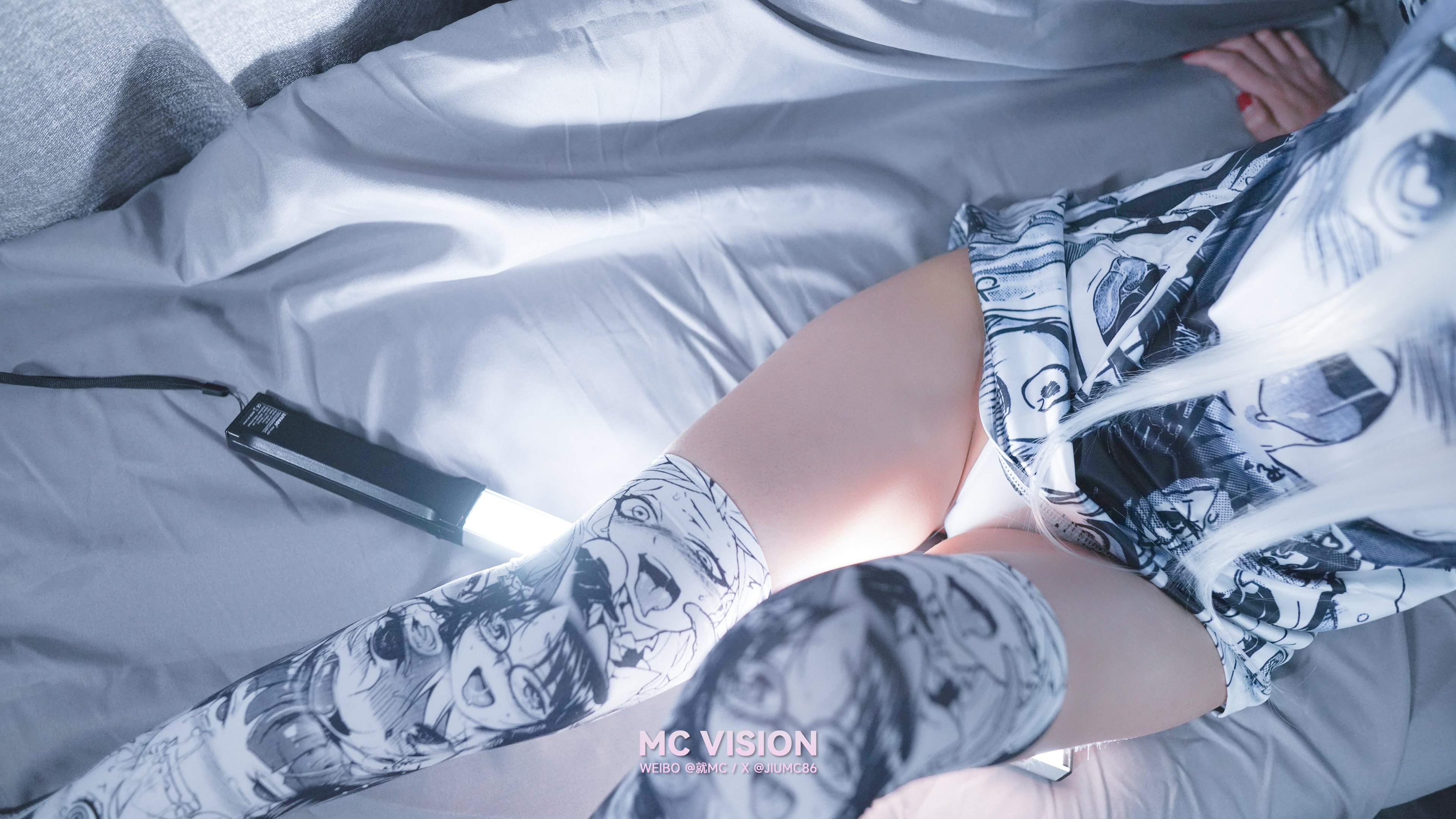 白头发和白裤子的女人坐在床上。