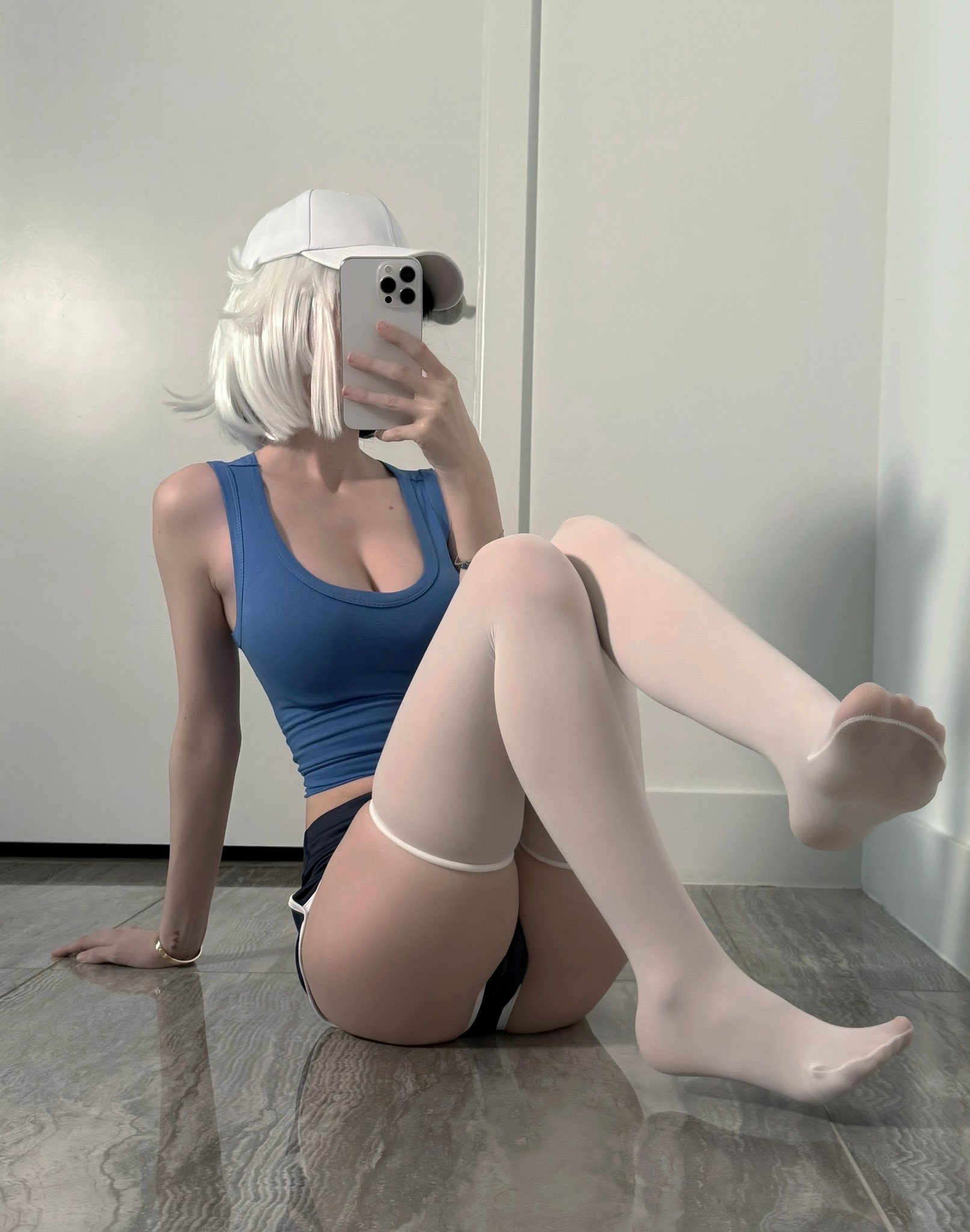 一位穿着蓝色衬衫和白色帽子的女人拍了一张自拍。