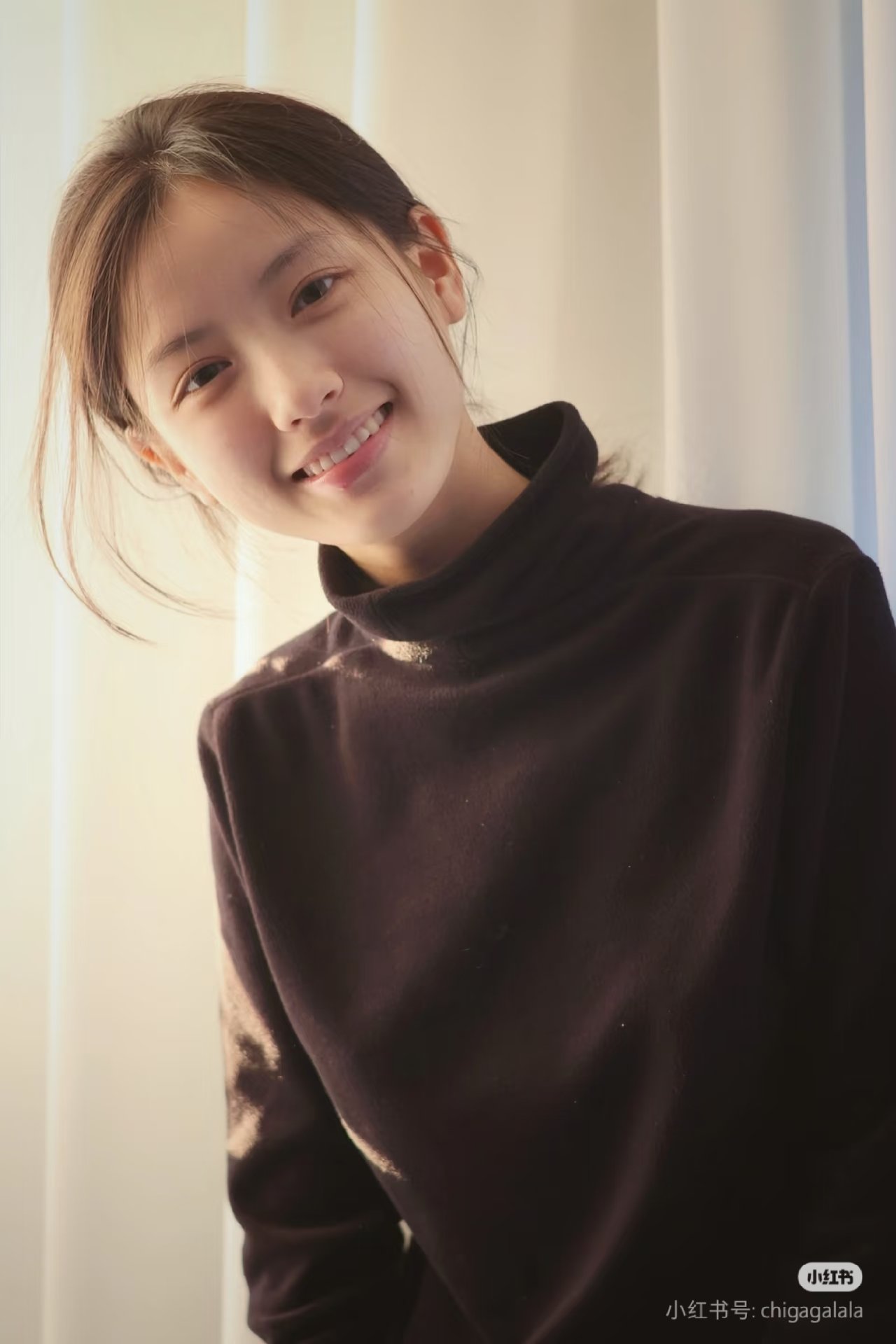 穿着黑色衬衫和黑色衬衫的女人。