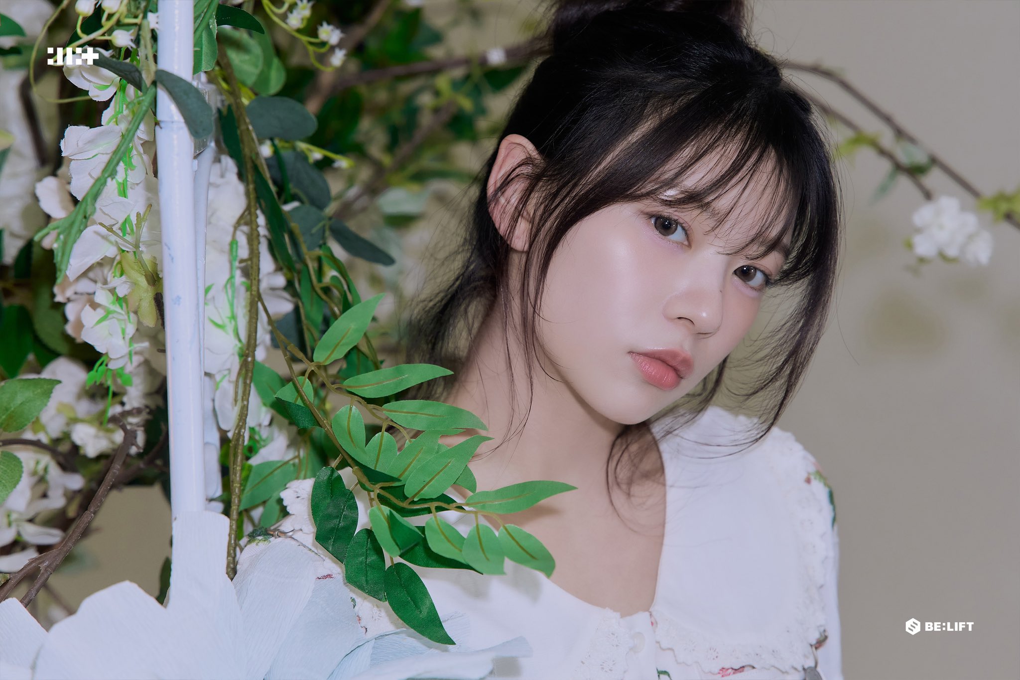 长头发的女人,头发里有一朵花。