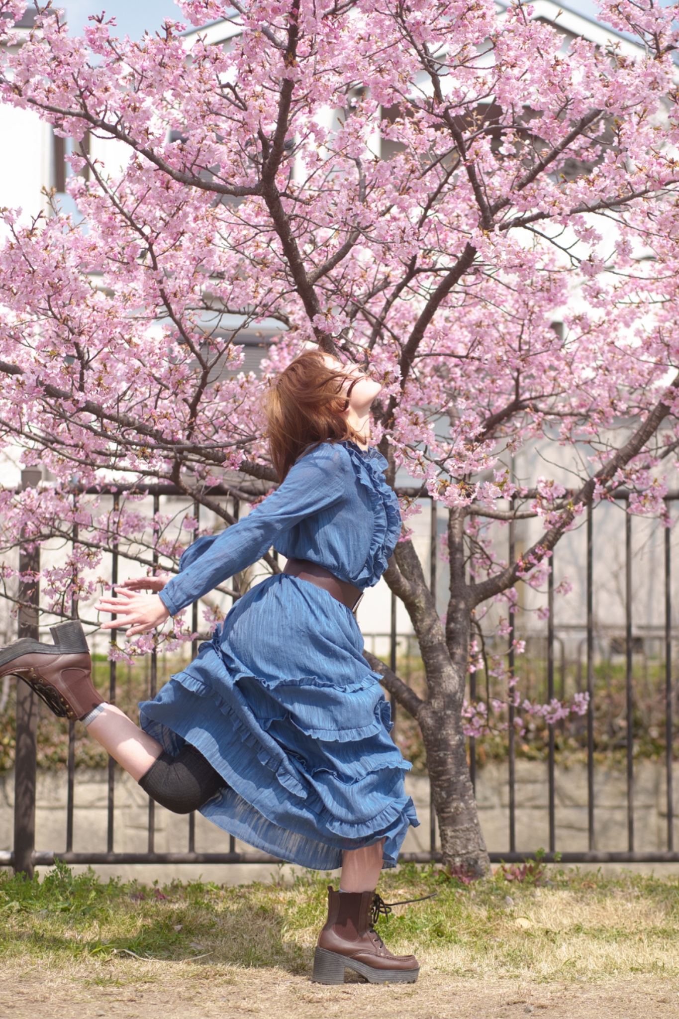 穿着蓝色衣服的女人在空中跳跃。