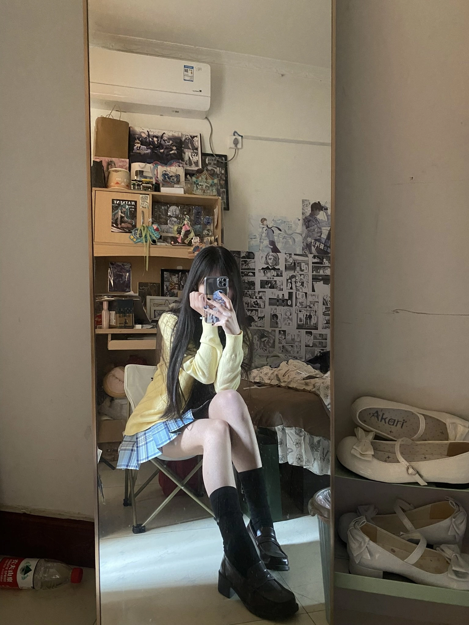 女人在镜子里拍自拍。