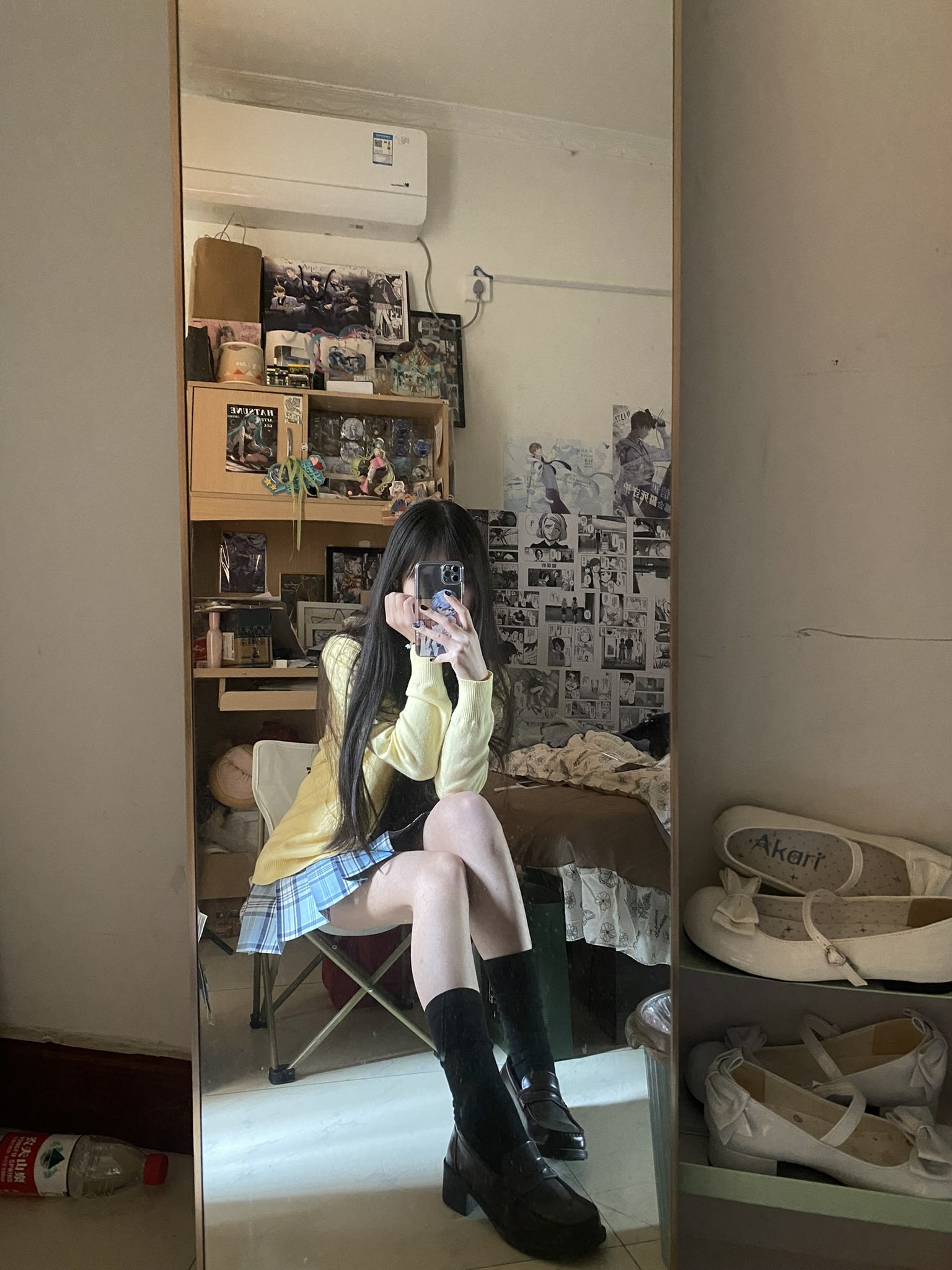 女人在镜子里拍自拍。