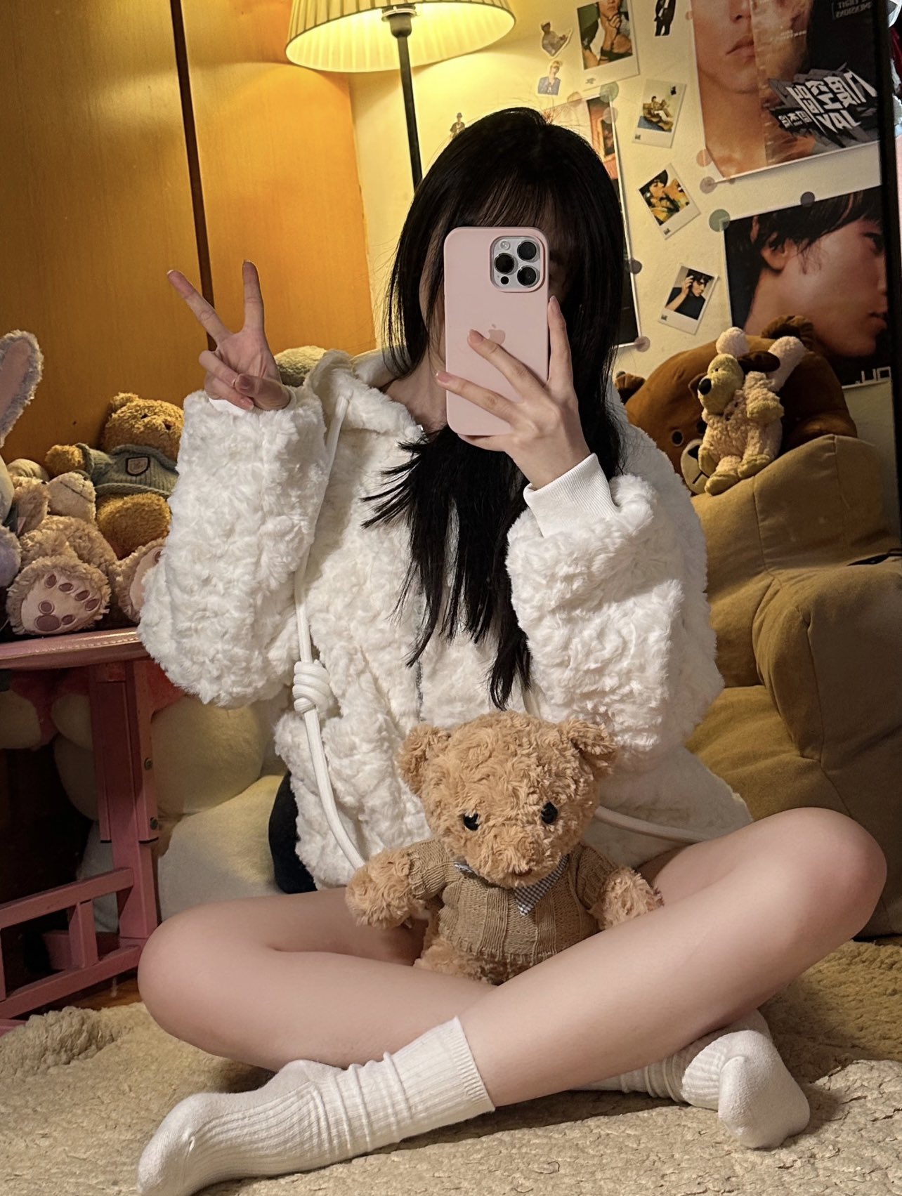 女人和一只泰迪熊拍自拍。