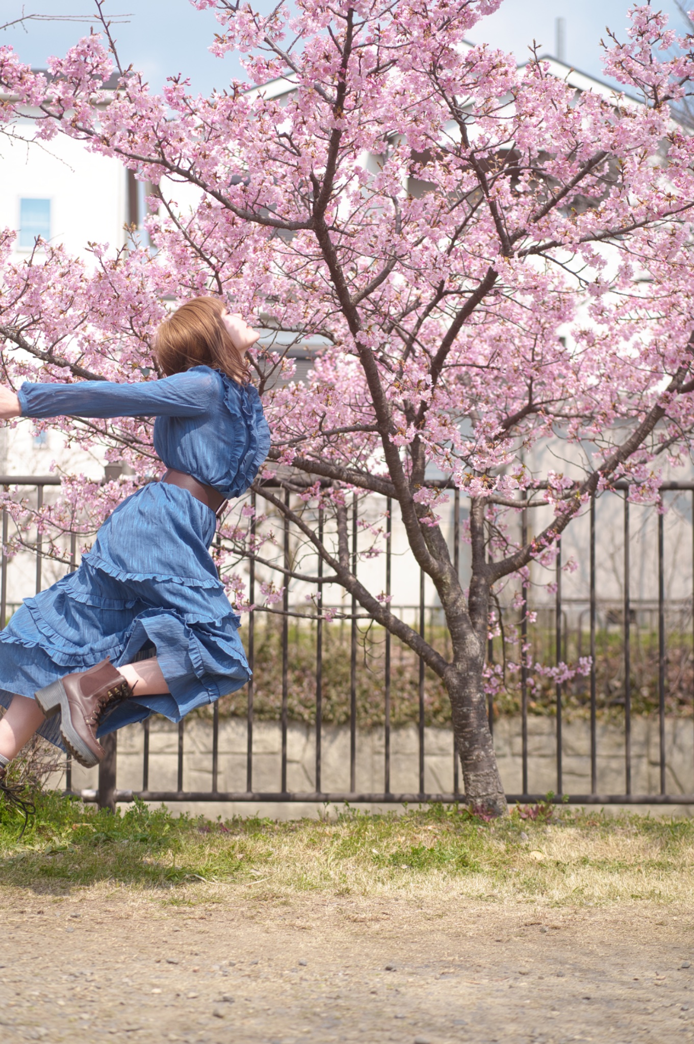 穿着蓝色衣服的女人在空中跳跃。