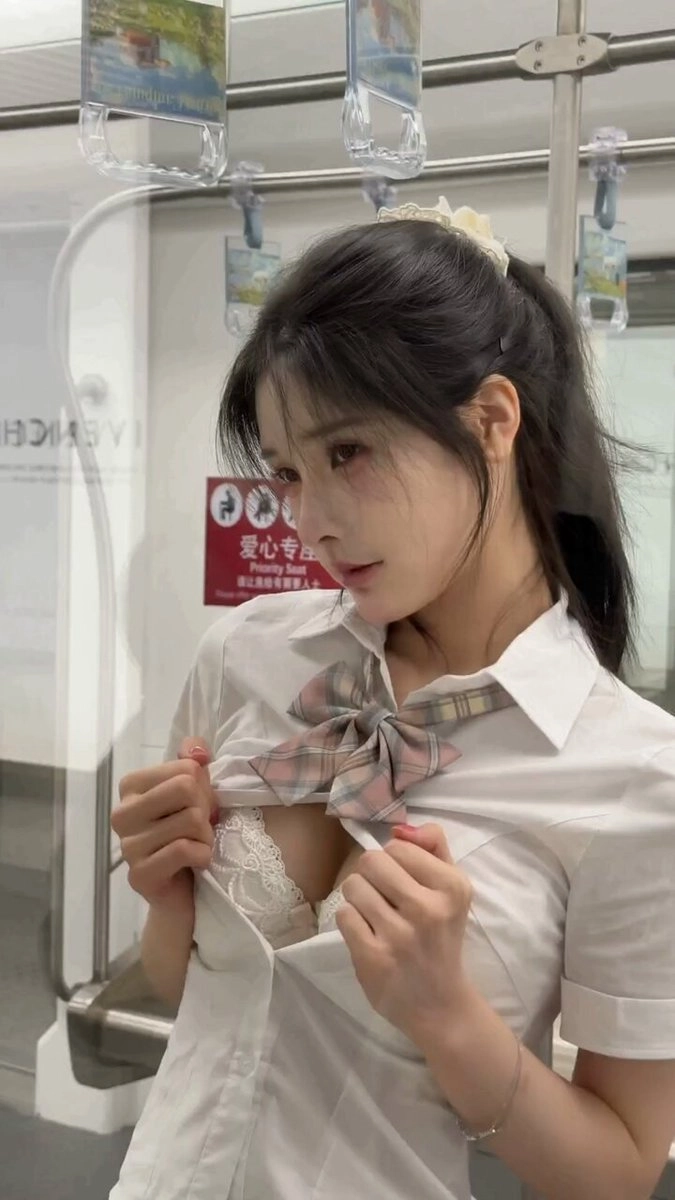 穿着白色衬衫和粉红色的弓的女人。