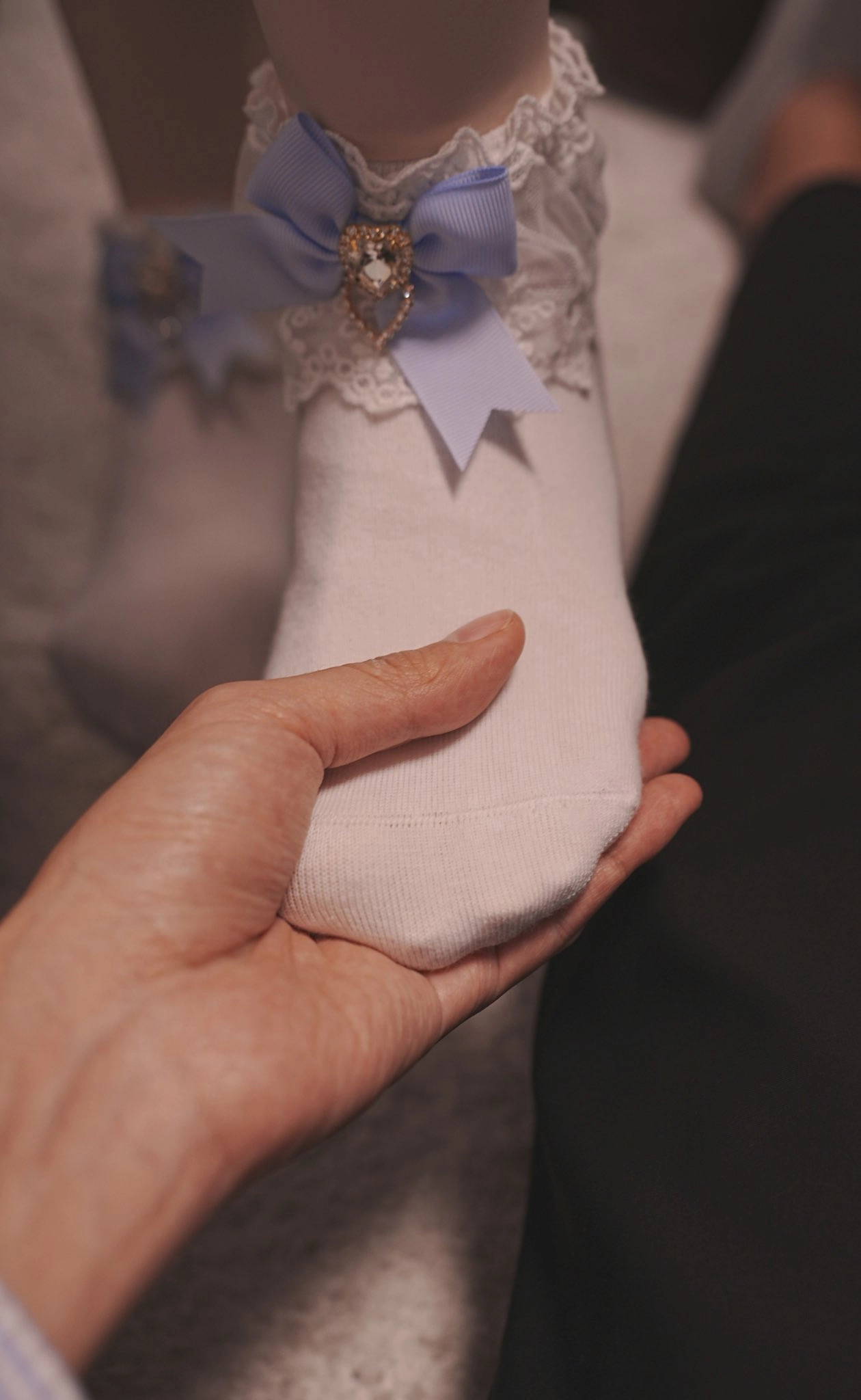 有人拿着婴儿袜子。