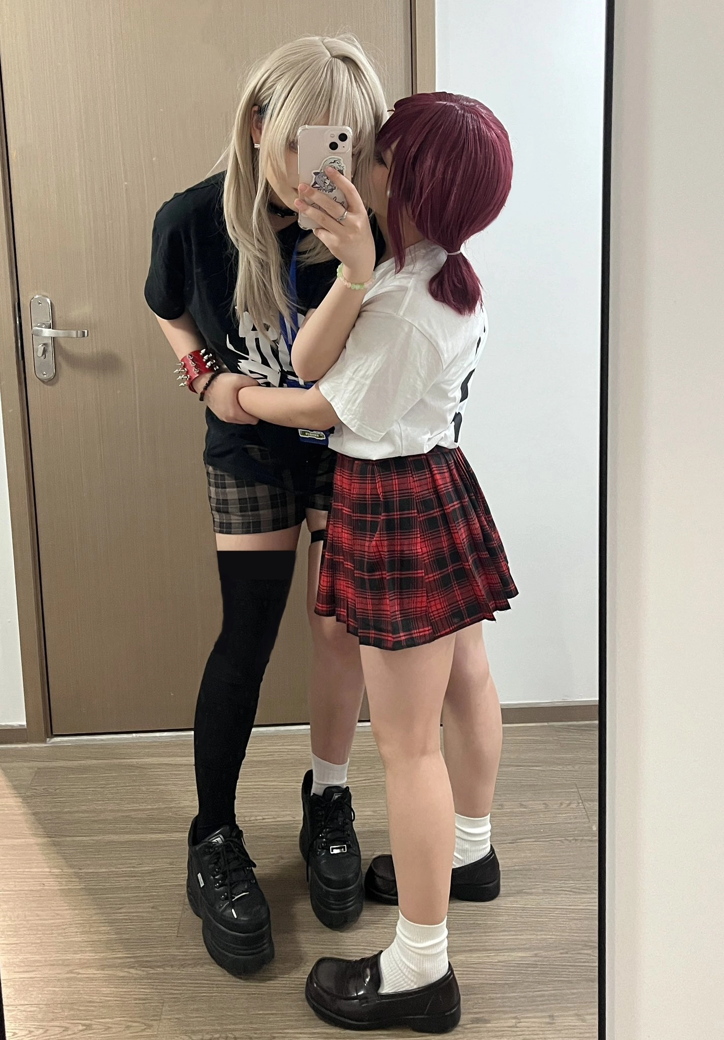 两个女孩互相亲吻。