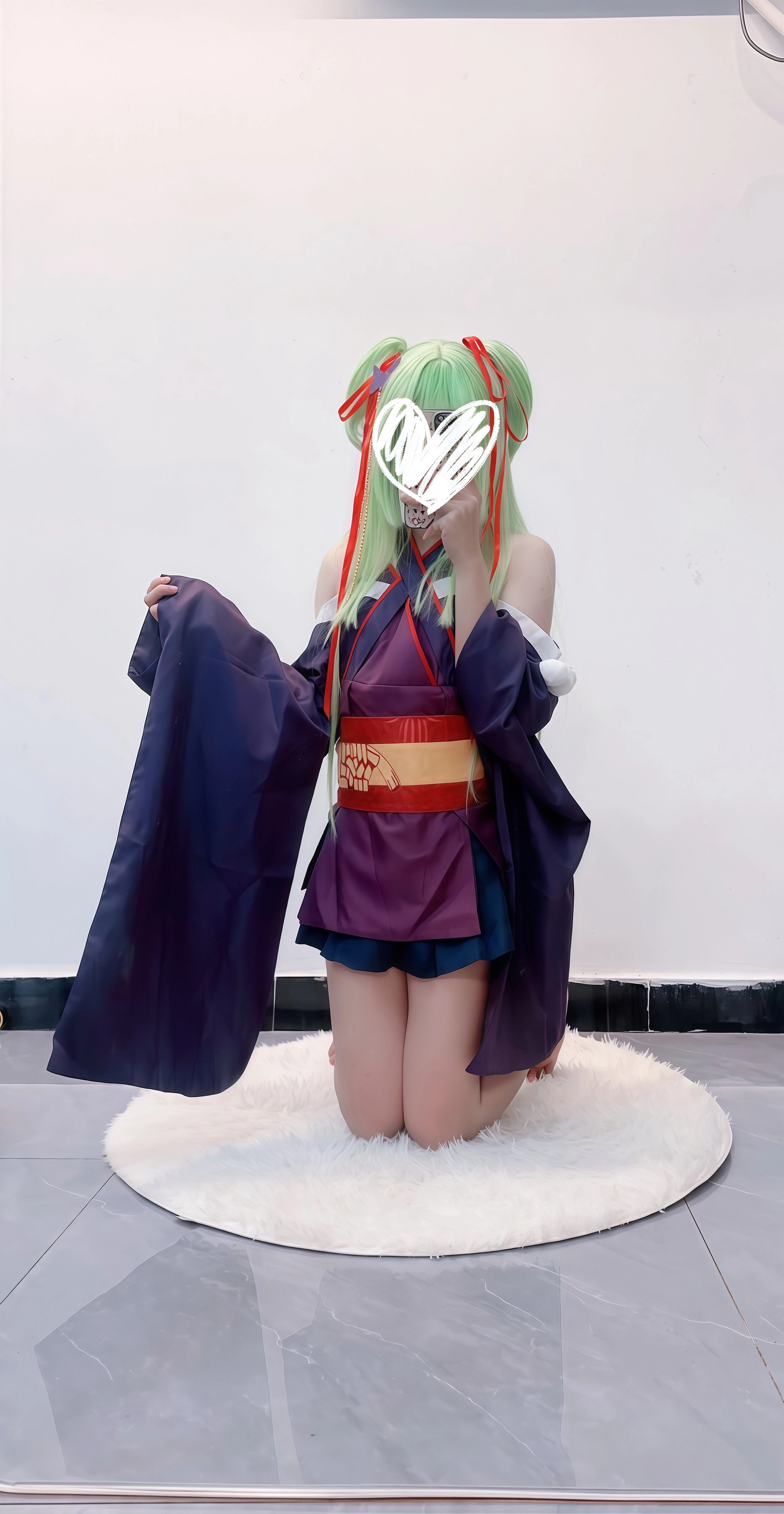 穿着绿色衣服的女人为一张照片而立场。