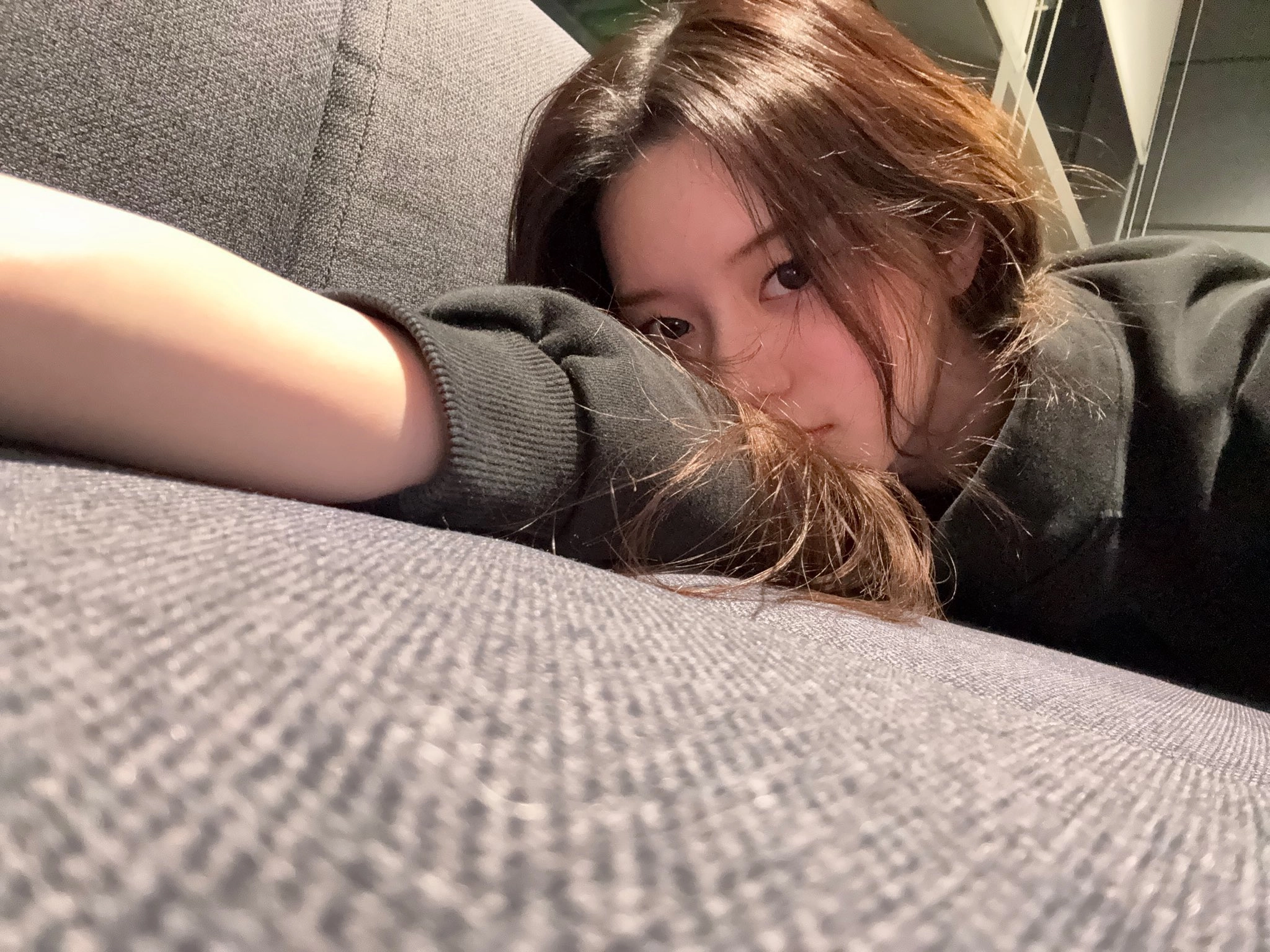 女人躺在沙发上,眼睛闭着。