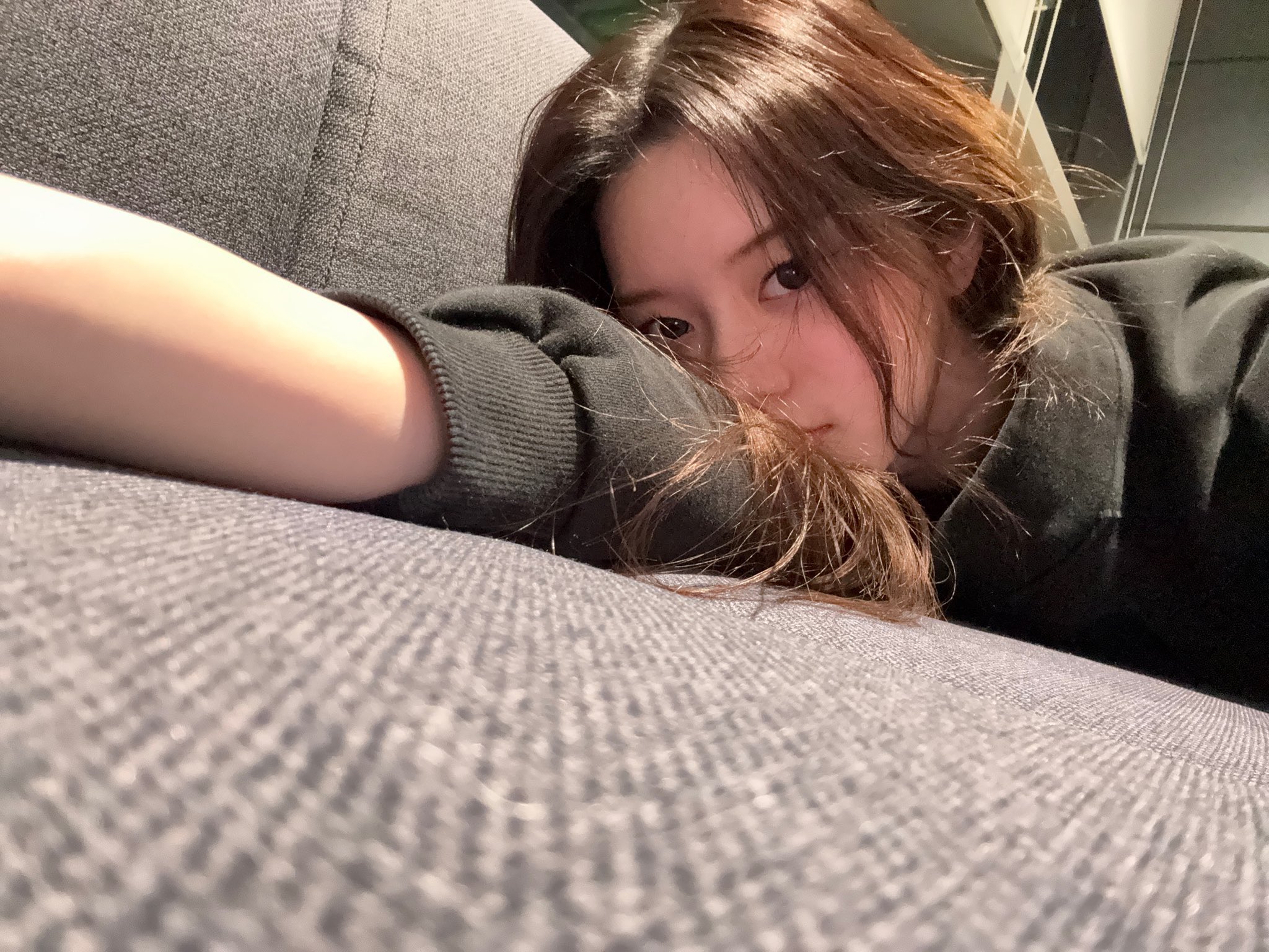 女人躺在沙发上,眼睛闭着。