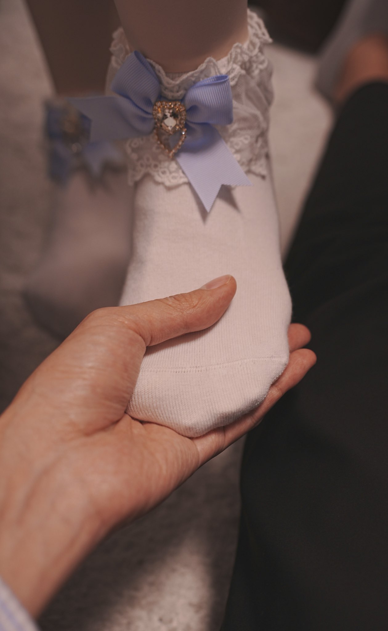 有人拿着婴儿袜子。