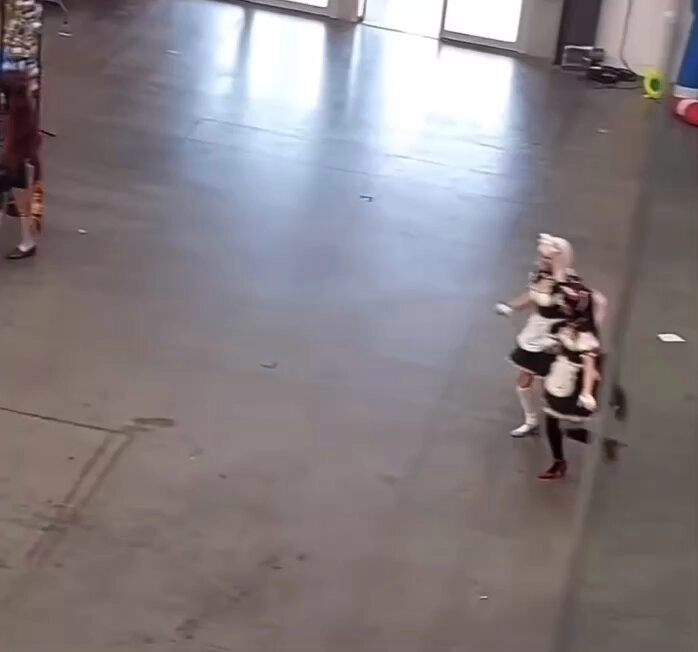 两名穿着黑白制服的女仆一起走路。