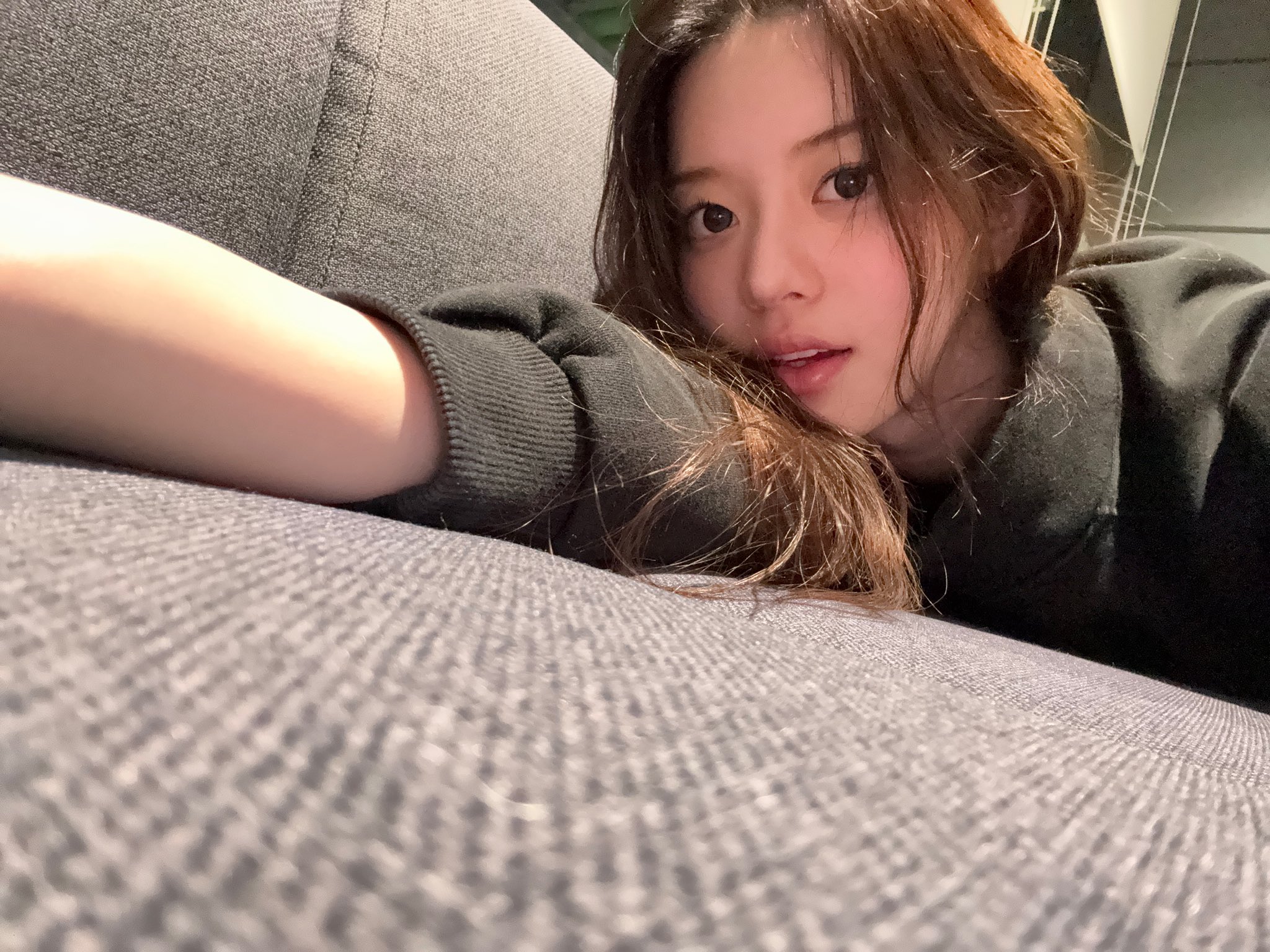 女人躺在沙发上,眼睛闭着。