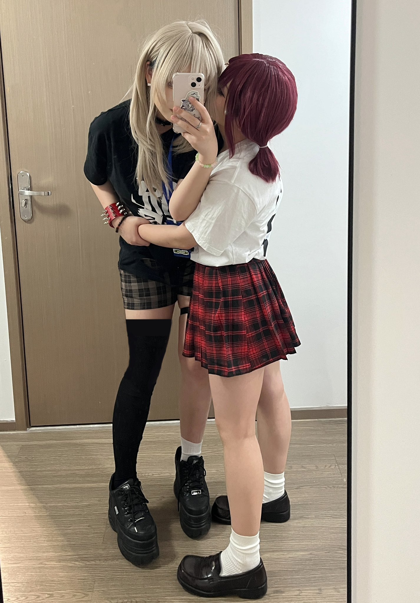 两个女孩互相亲吻。