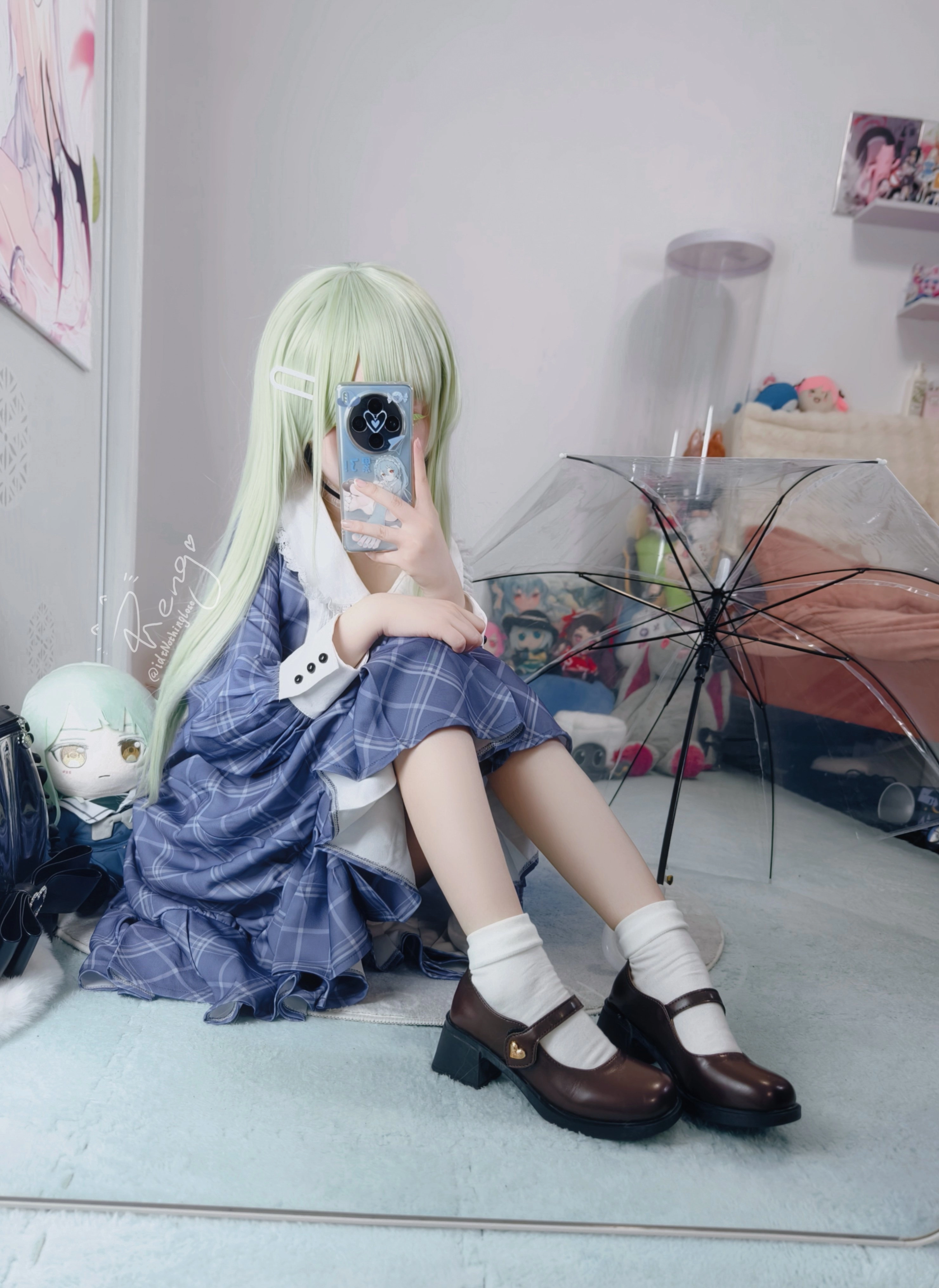 女孩带着一只动物自拍。