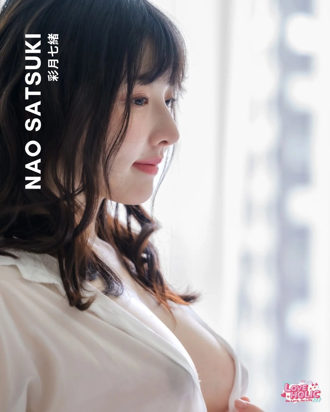 白色衬衫和黑色头发的女人。