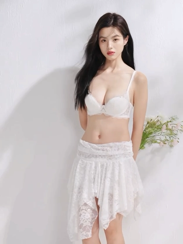 穿着白色胸罩和裙子的女人。