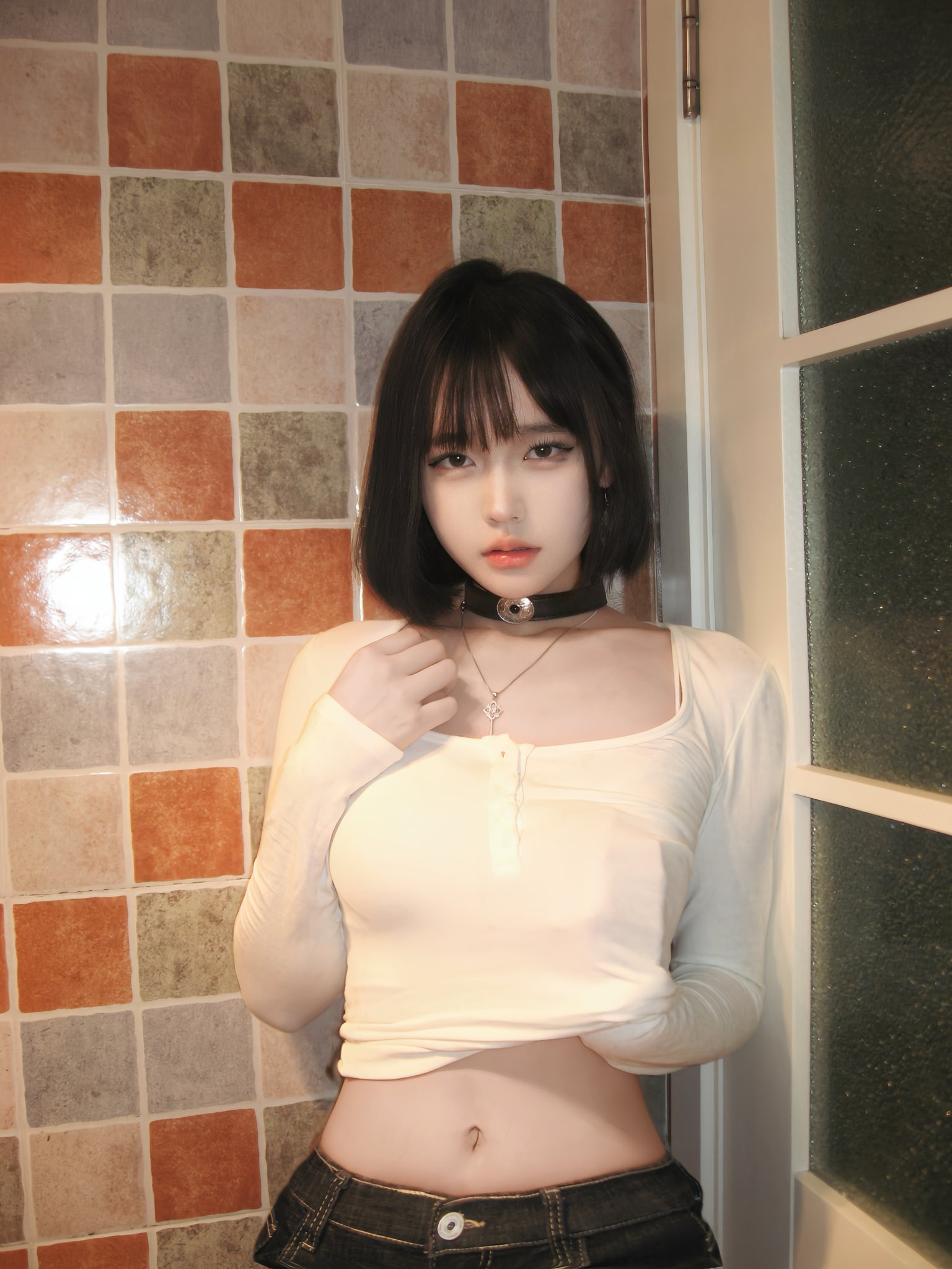 一位戴着黑色项链和黑色头发的女人为一张照片而立场。