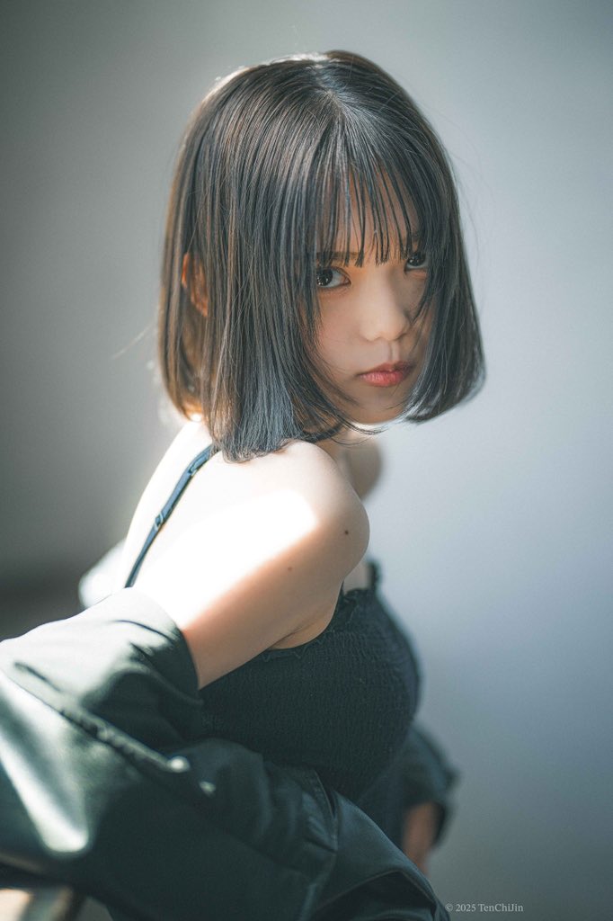 短发的女人和一件黑色衬衫。