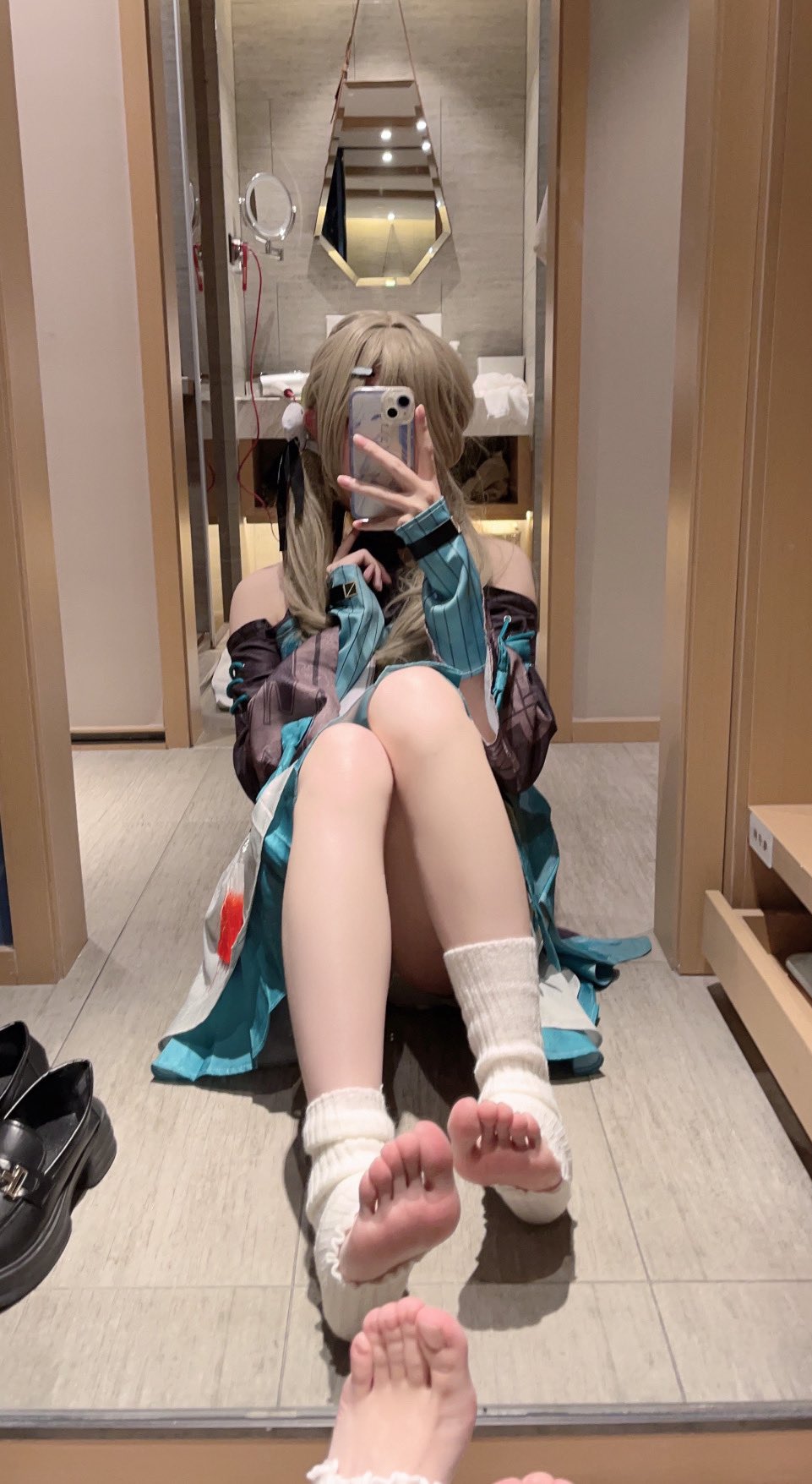 女人在一个房间里拍自拍。