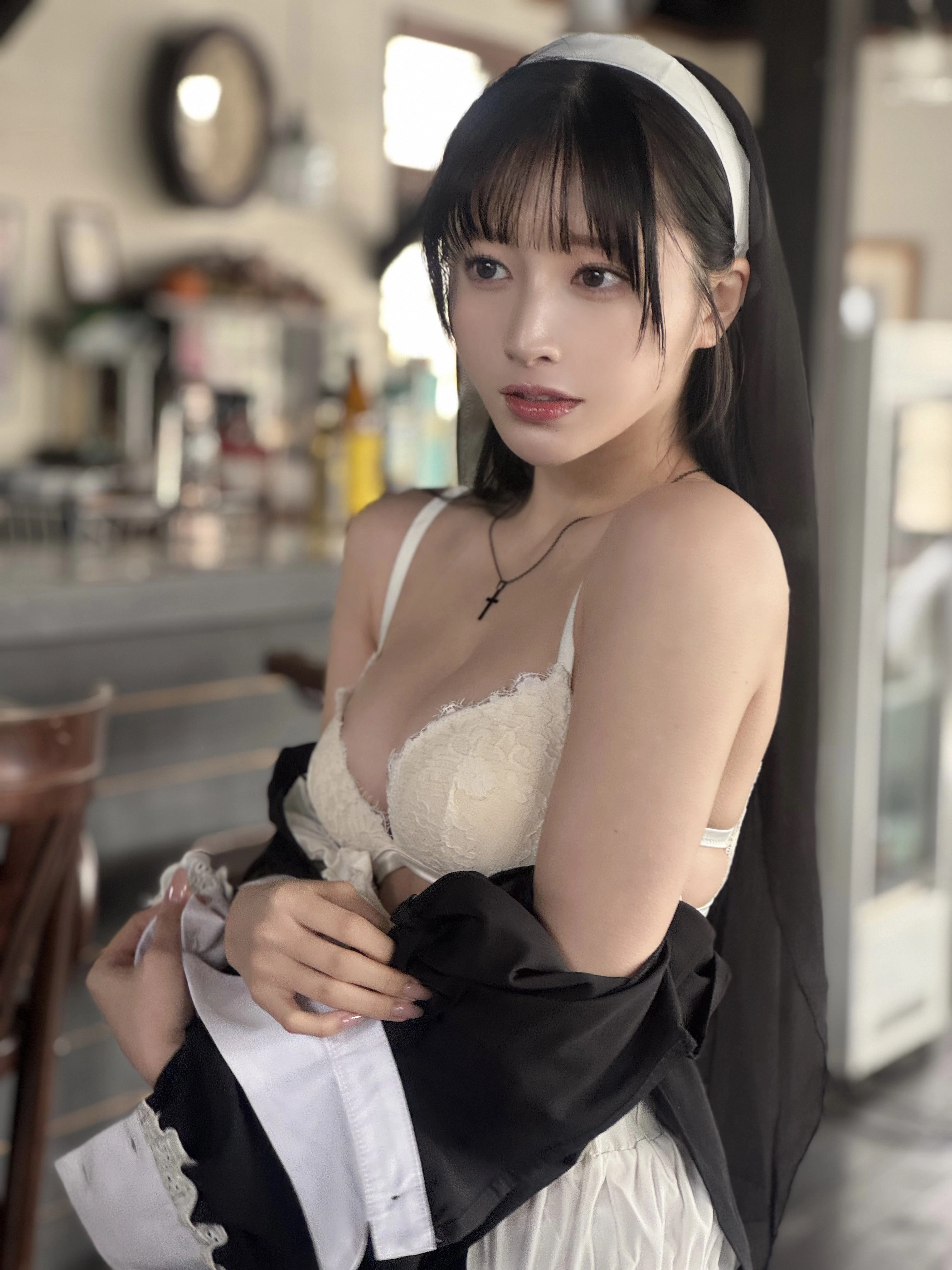 女人穿着一件黑白的衣服和一顶白色的帽子。