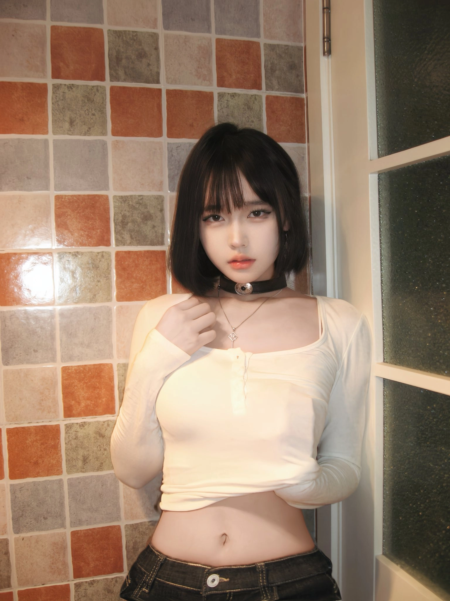 一位戴着黑色项链和黑色头发的女人为一张照片而立场。