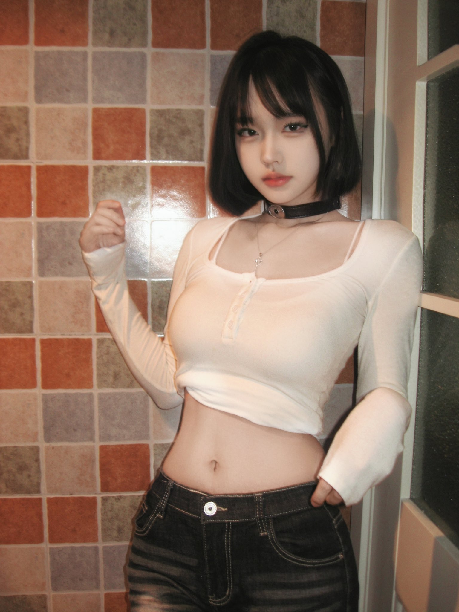 穿着黑色子和白色衬衫的女人。