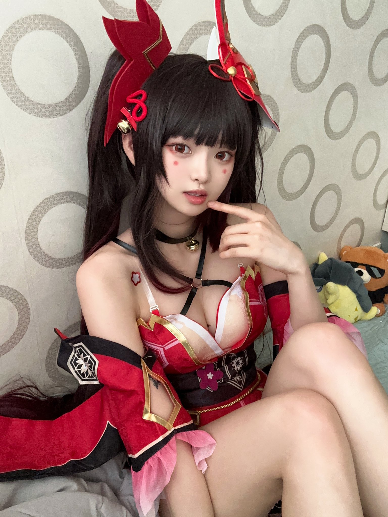 穿着红色和黑色衣服的女人坐在床上。