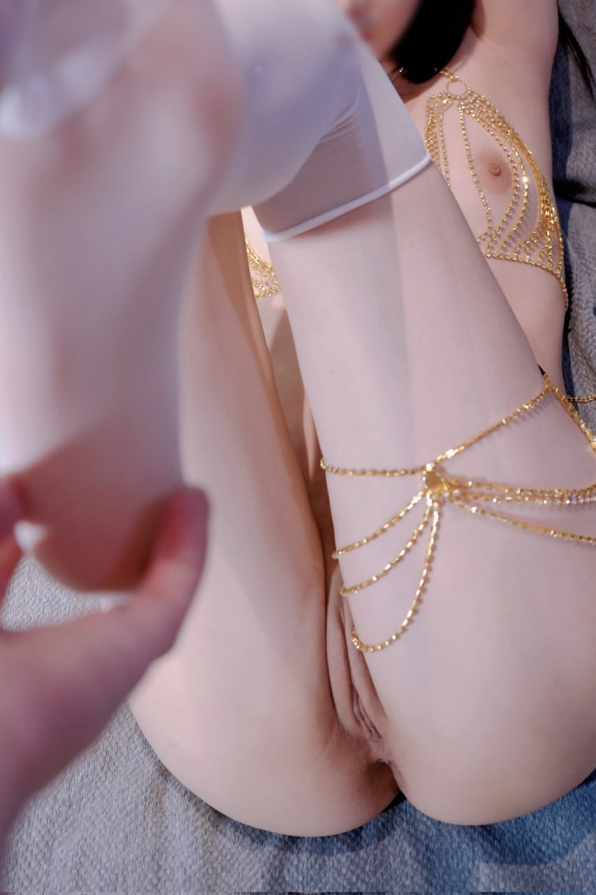 女人,脖子上有一条金链。