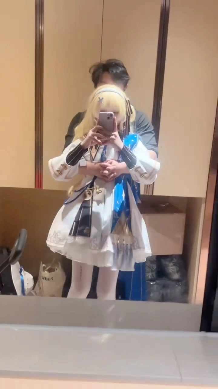 女人在男人面前拍自拍。