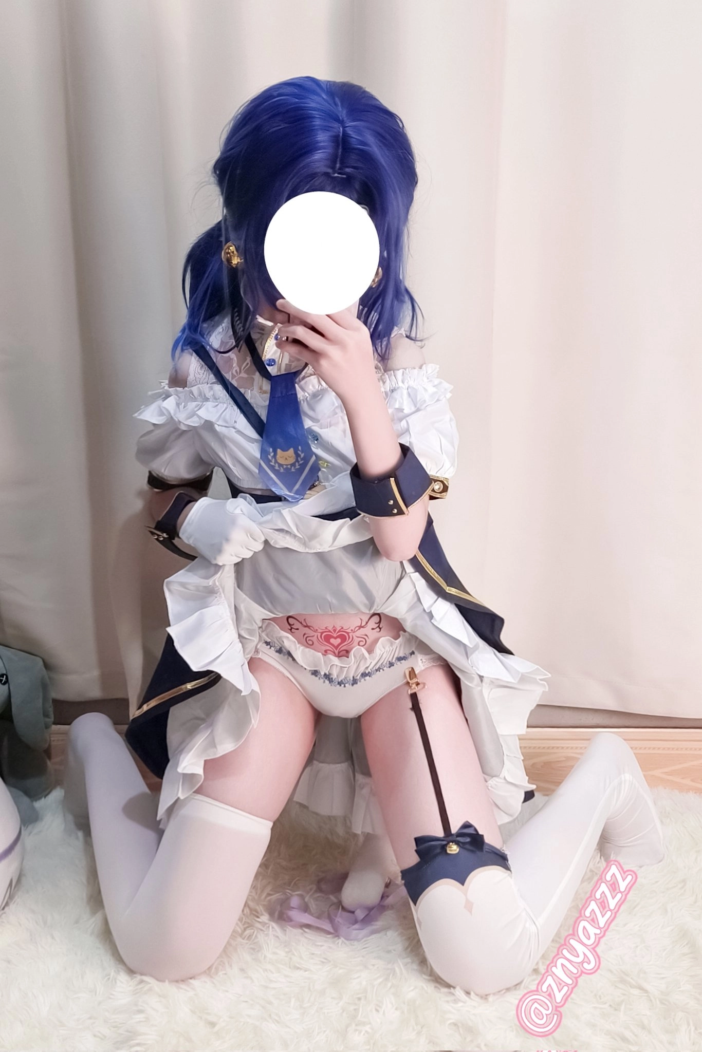 穿着蓝色裙子和白色裤子的女人为一张照片。