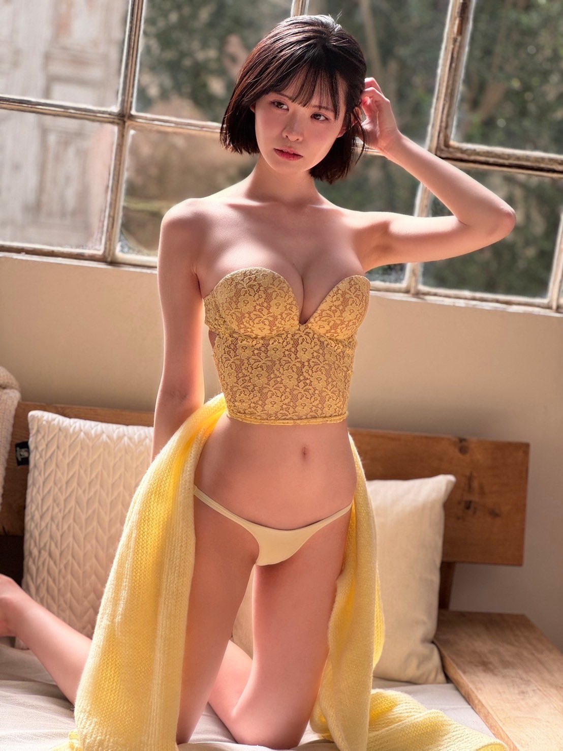 女人穿着一个黄色的胸罩和一个黄色的裙子。