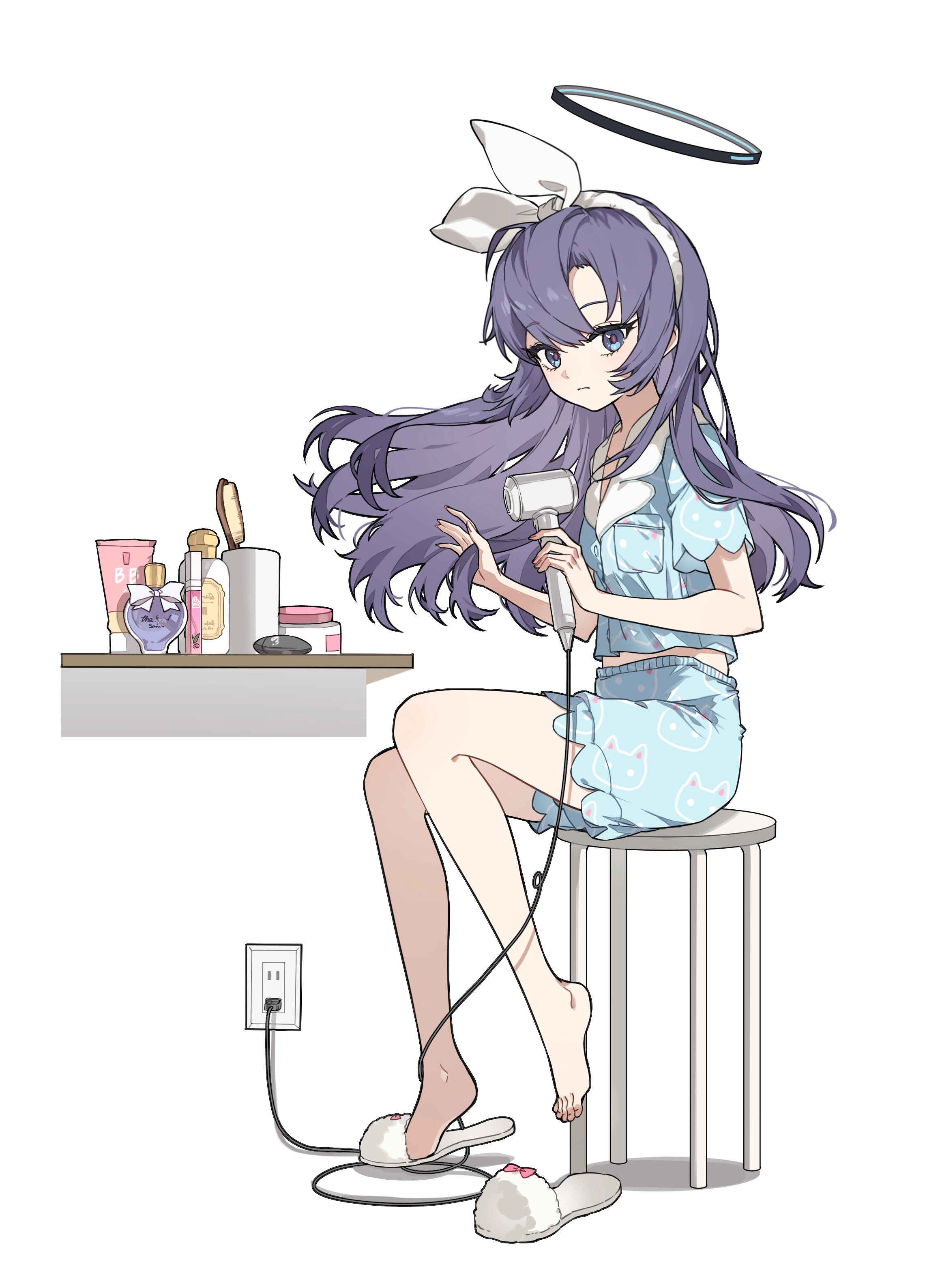 紫色头发的女孩刷头发。