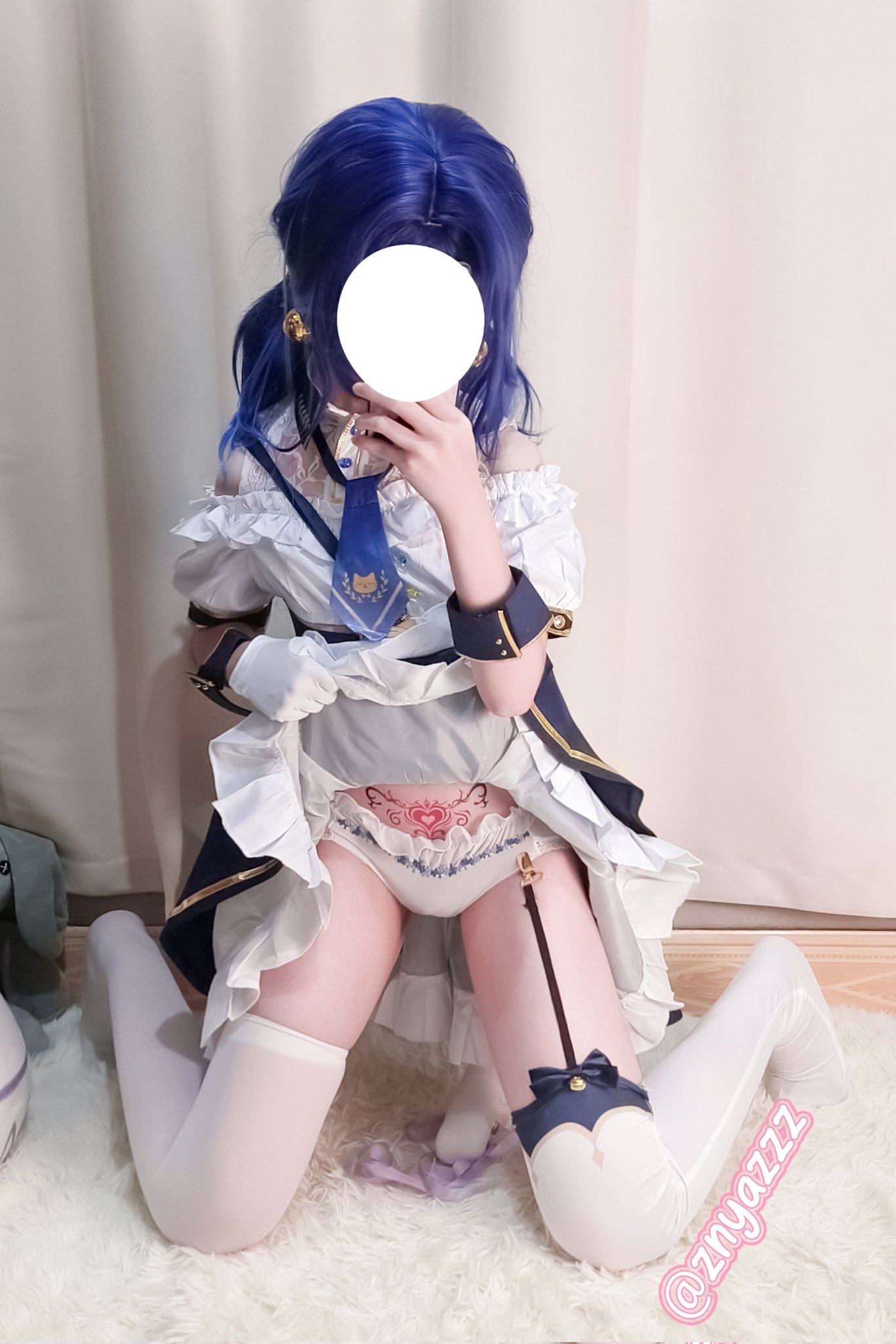 穿着蓝色裙子和白色裤子的女人为一张照片。