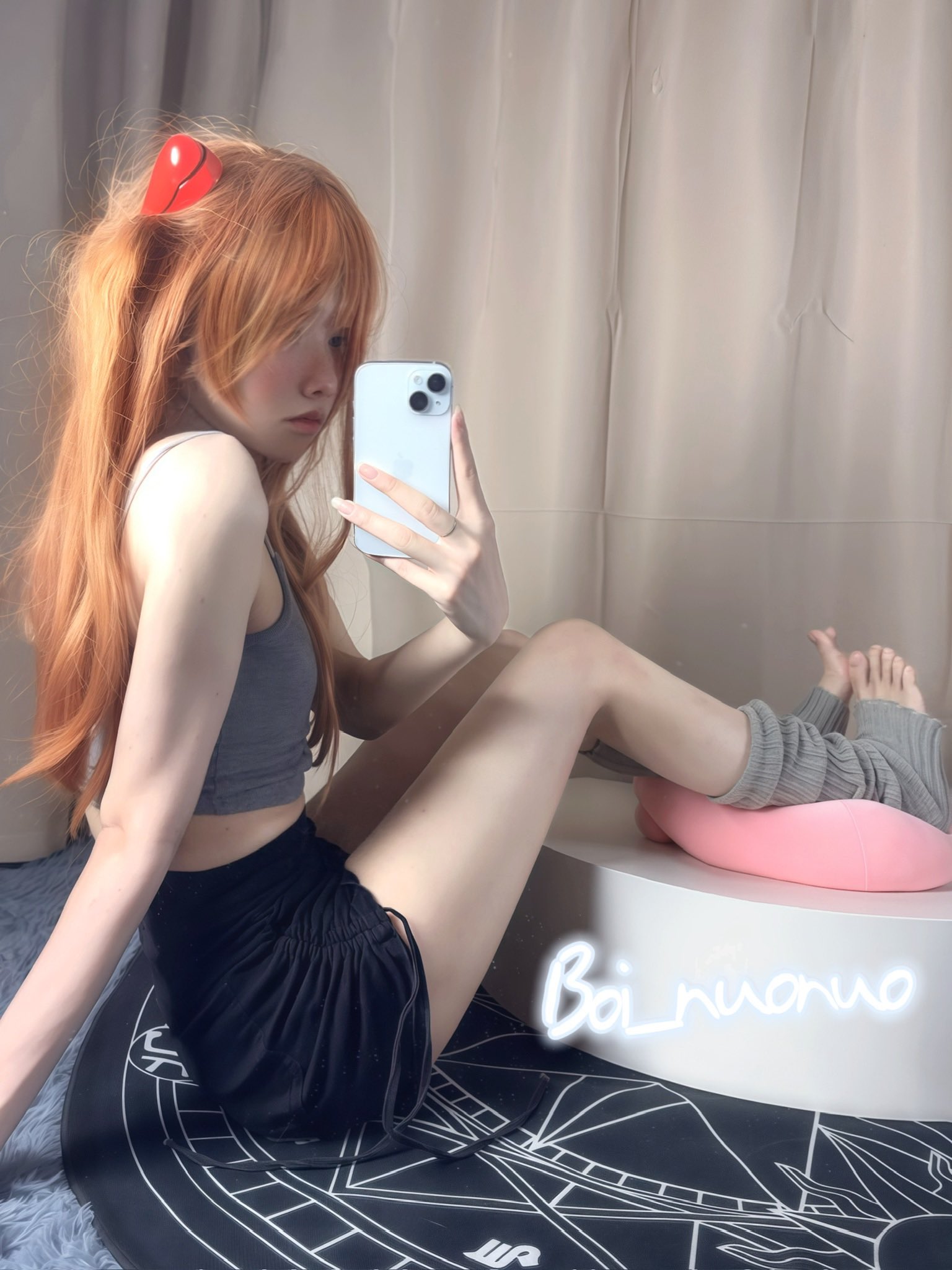 女孩用手机拍自拍。