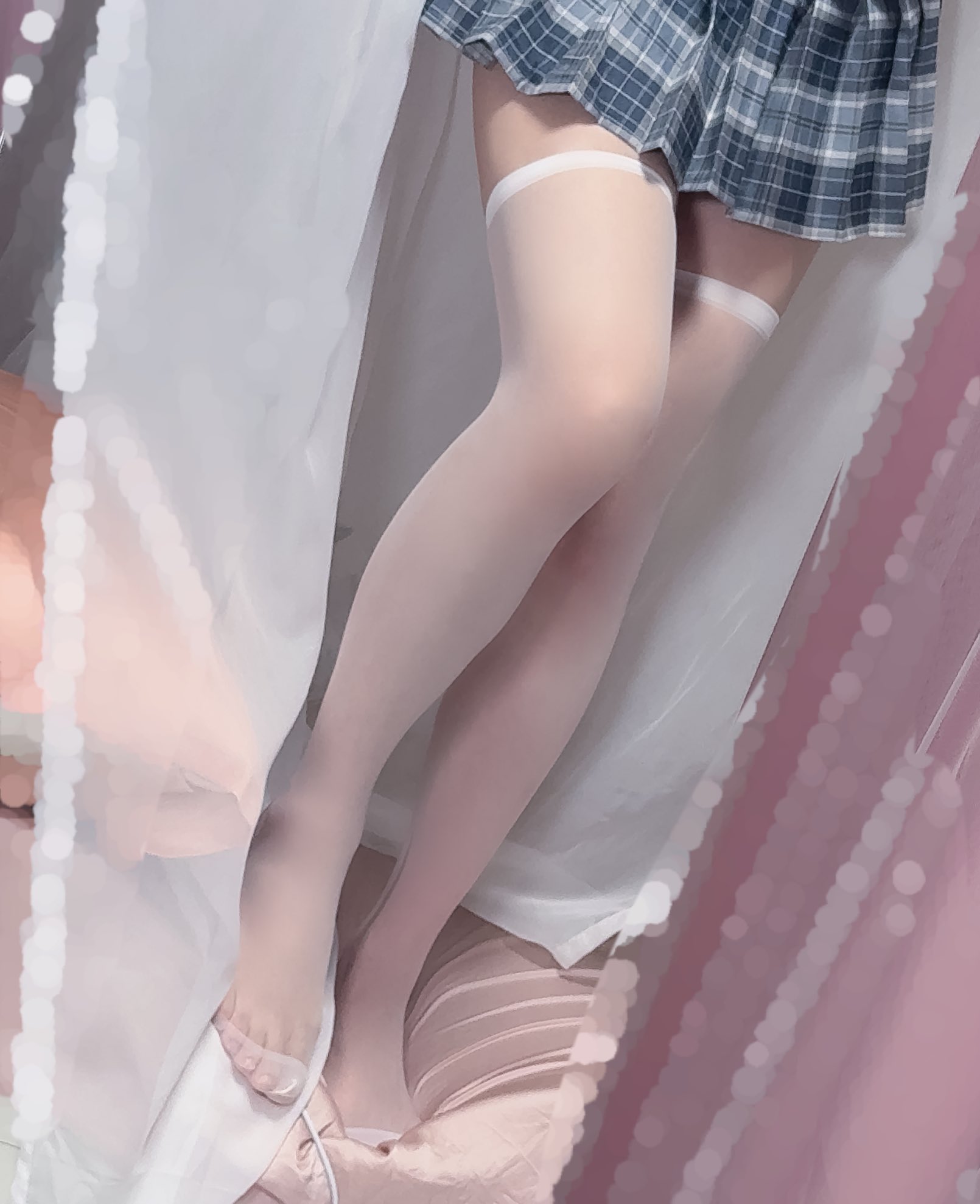 穿着白色袜子和蓝色子裙子的女人。