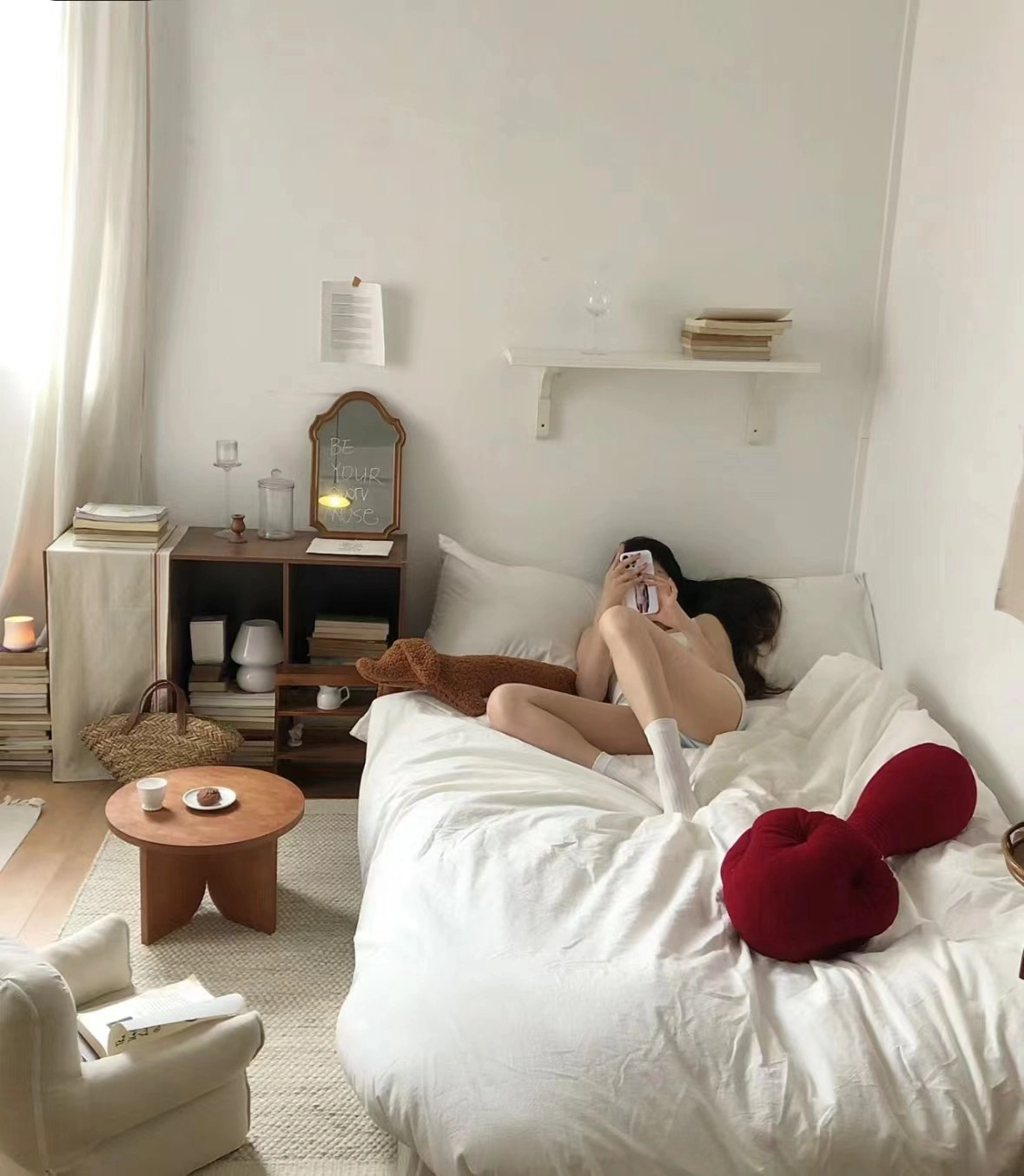 女人躺在床上,在手机上发短信。