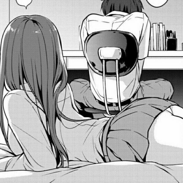 女孩和一个男孩坐在床上。