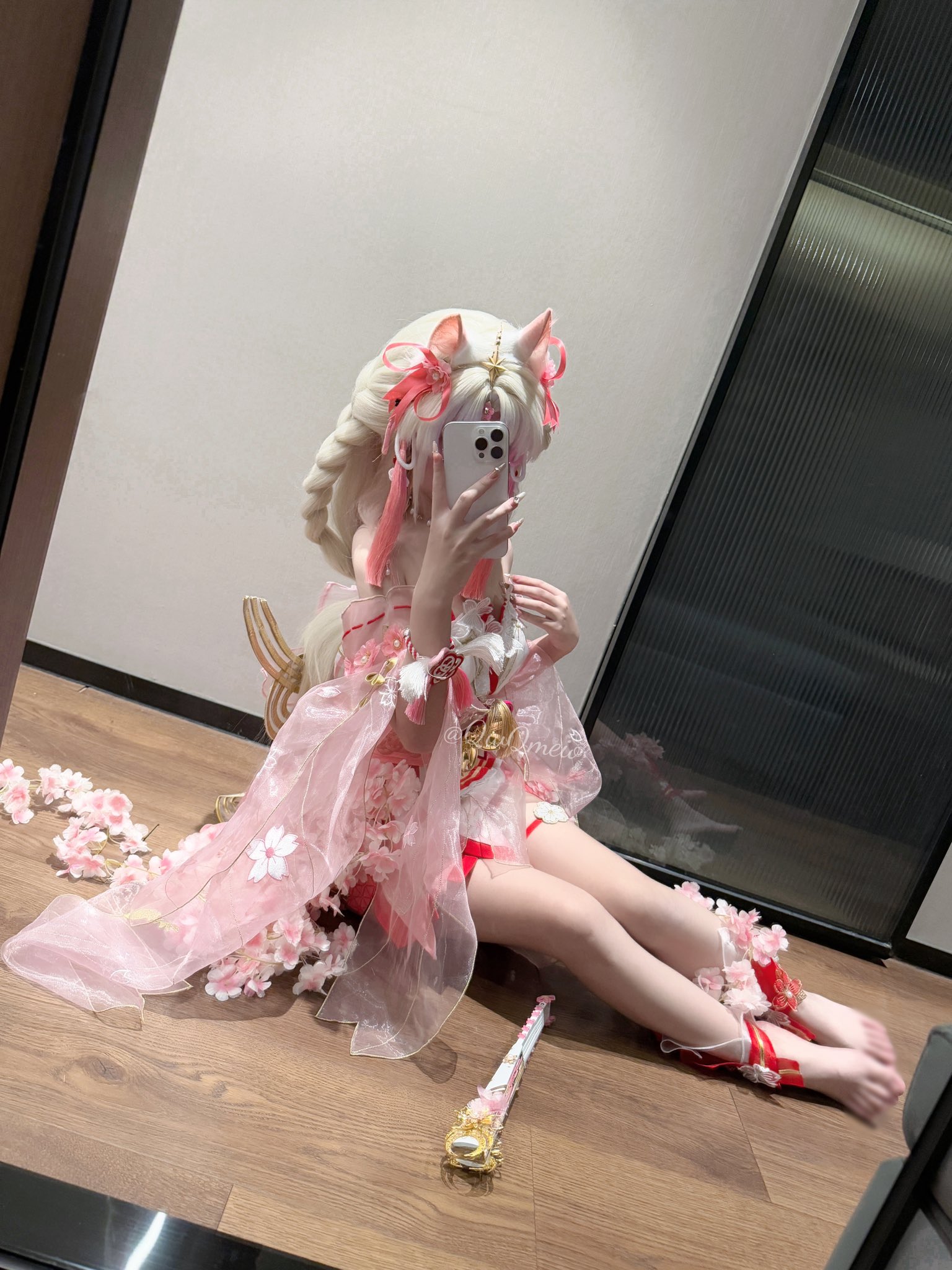 穿着粉红色裙子的女孩拍了一张自拍。